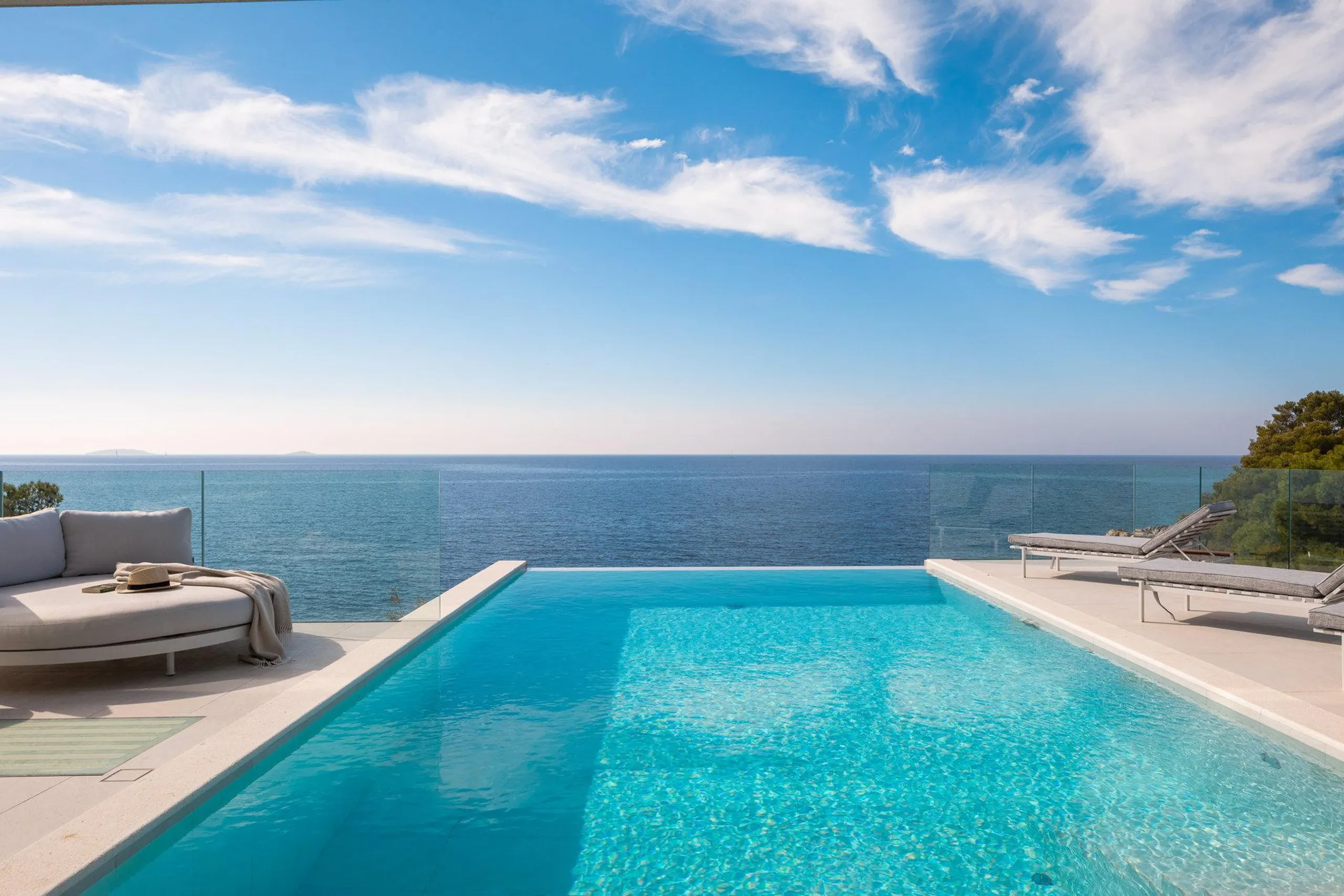 Lavish 5BR Villa with Heated Pool and Captivating Sea Views — photograph 5