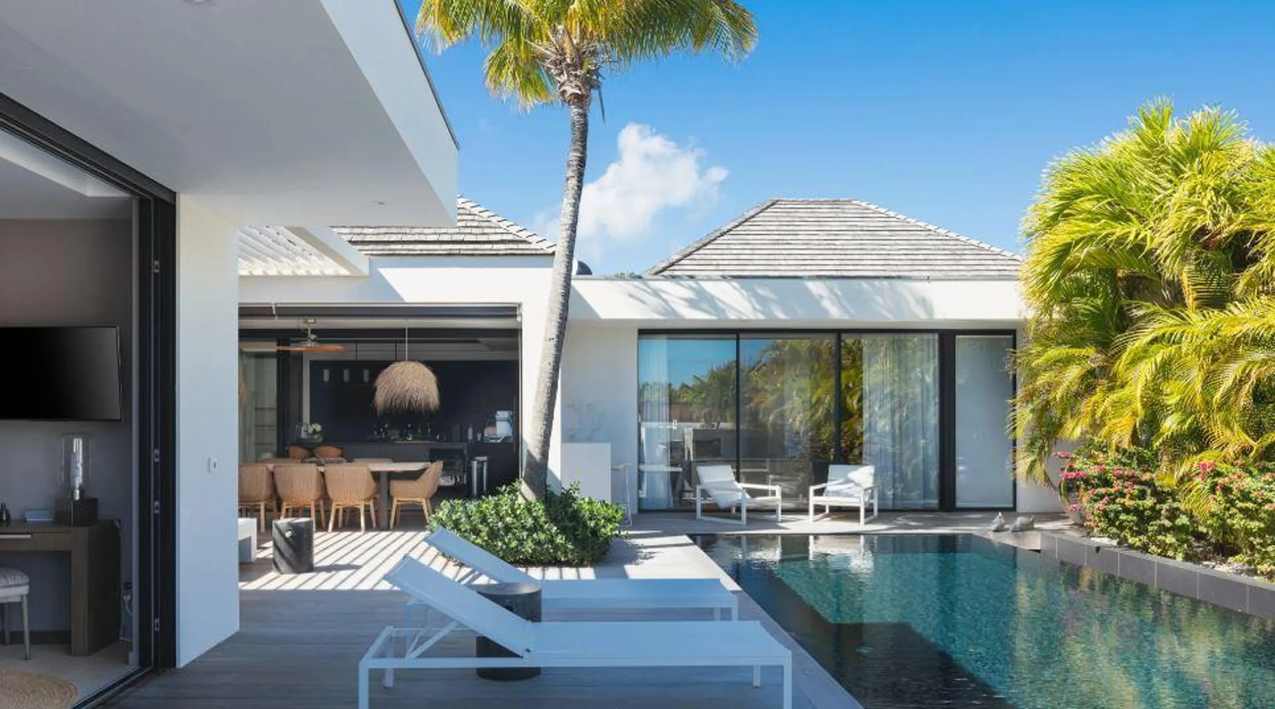 Modern & Airy Two-Bedroom Holiday Villa with Swimming Pool & Lush Surroundings — photograph 7