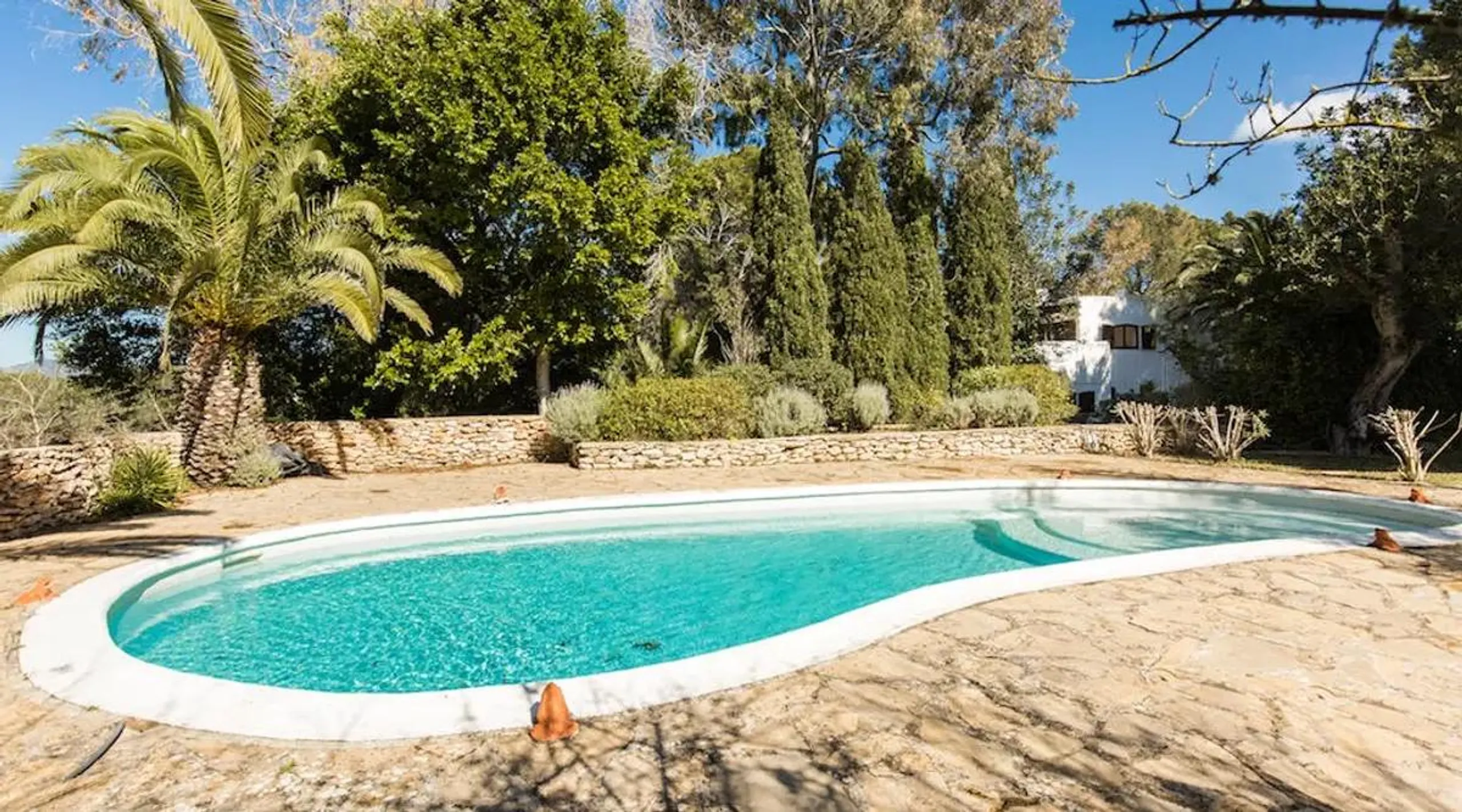 Idyllic Ibiza Retreat with Invigorating Pool and Dining Al-Fresco — photograph 3