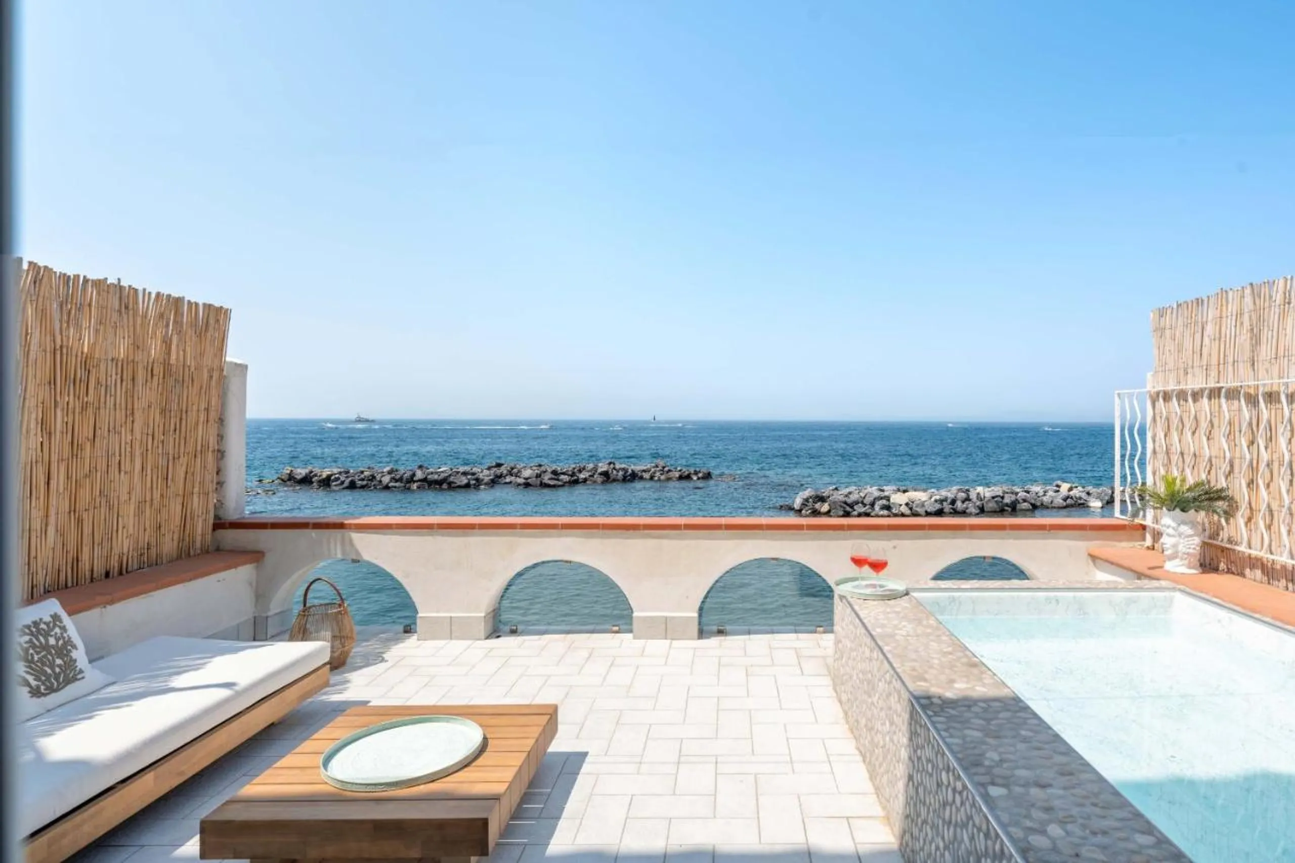 Superb Traditional Villa with Mesmerising Gulf of Naples and Capri Views — photograph 4