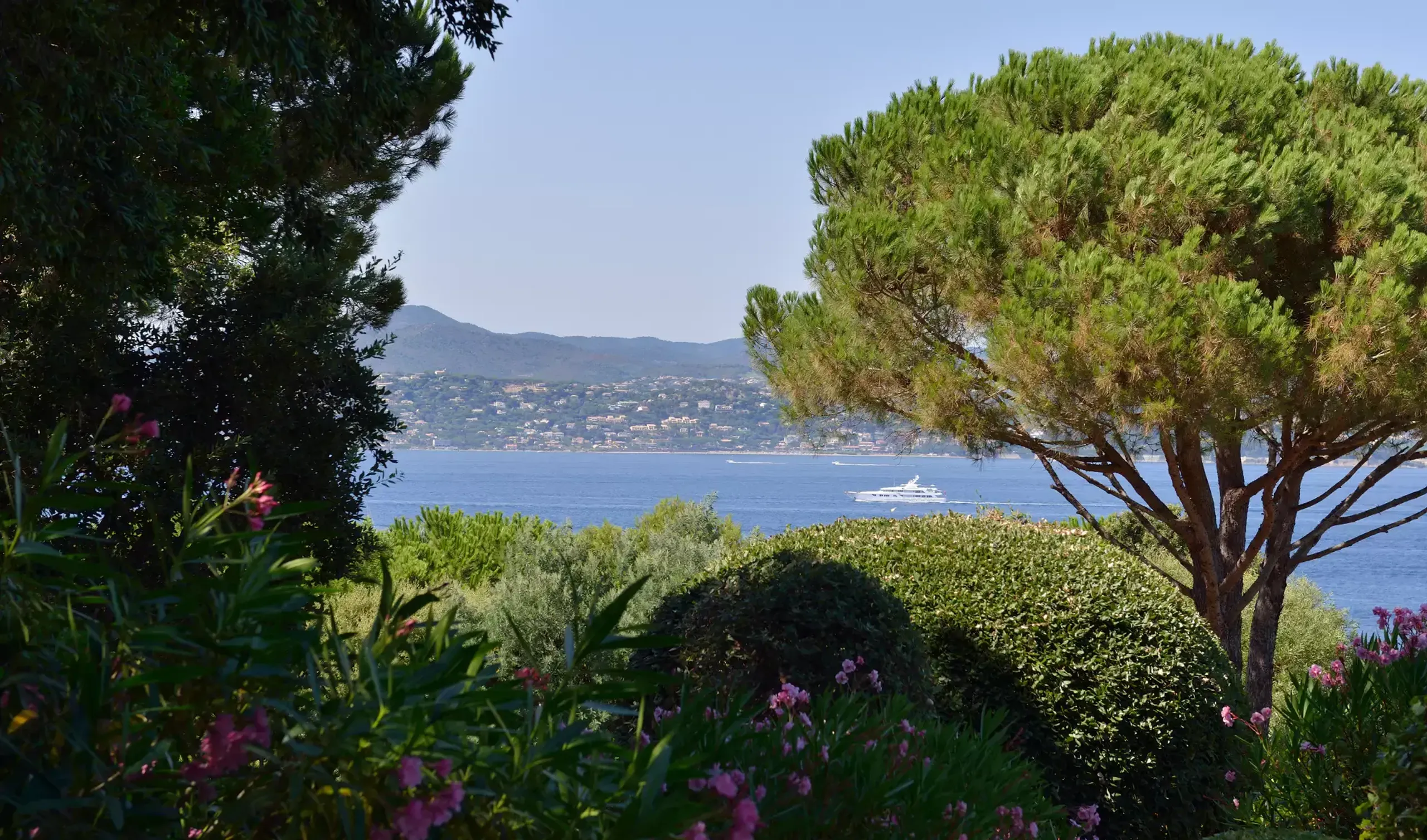 Exquisite Villa with Two Private Pools and Captivating Sea View — photograph 11