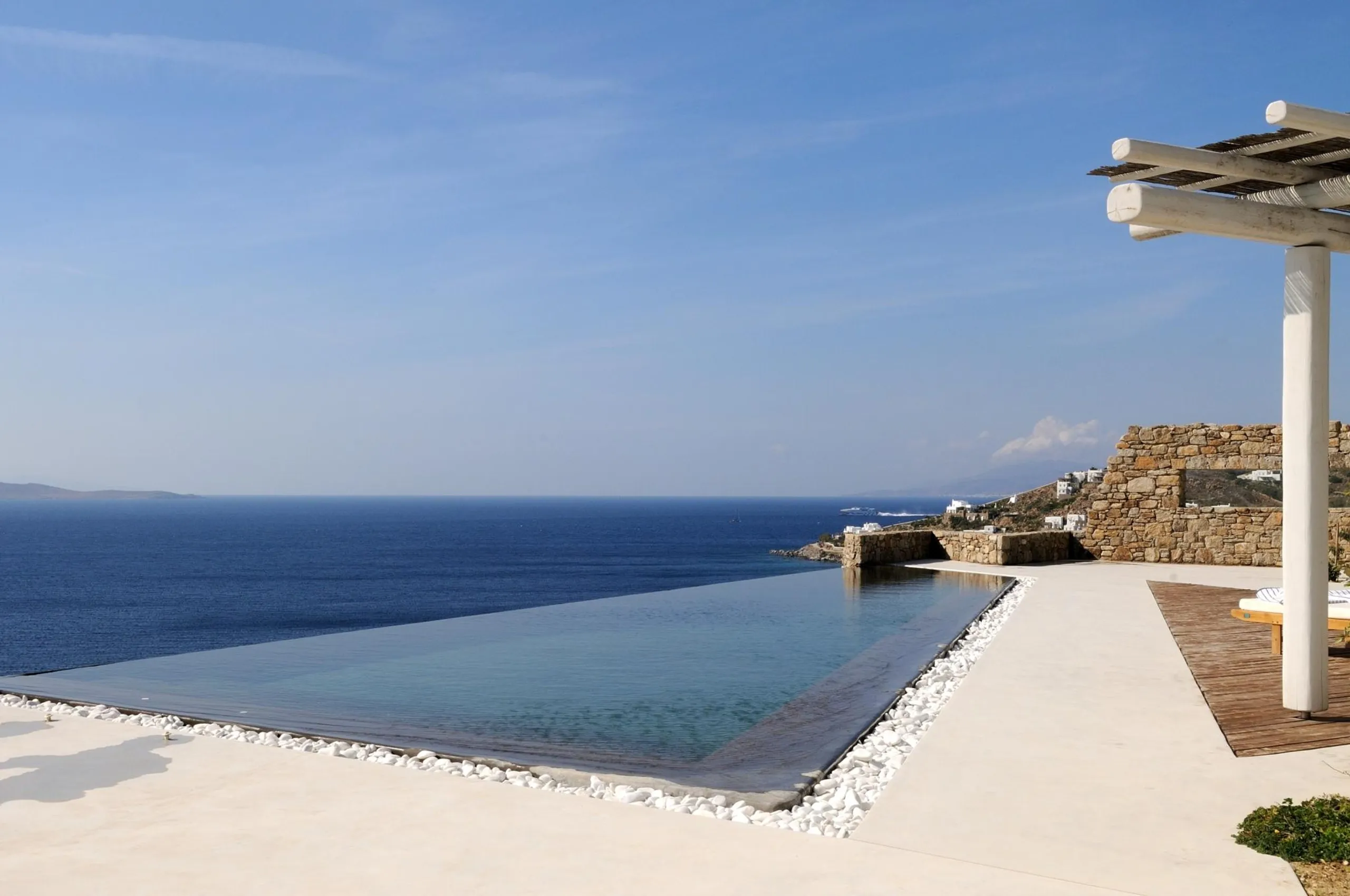 Majestic Oceanview Villa in Mykonos with Infinity Pool — photograph 2