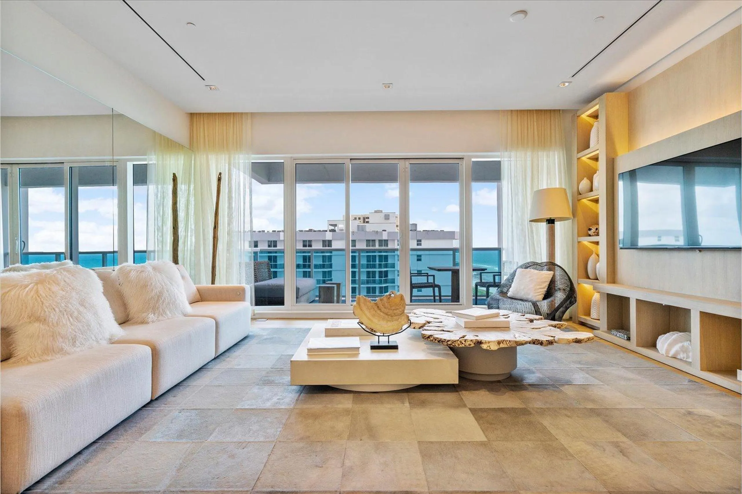 Sundrenched Miami Majesty Penthouse with Ocean Views — photograph 5