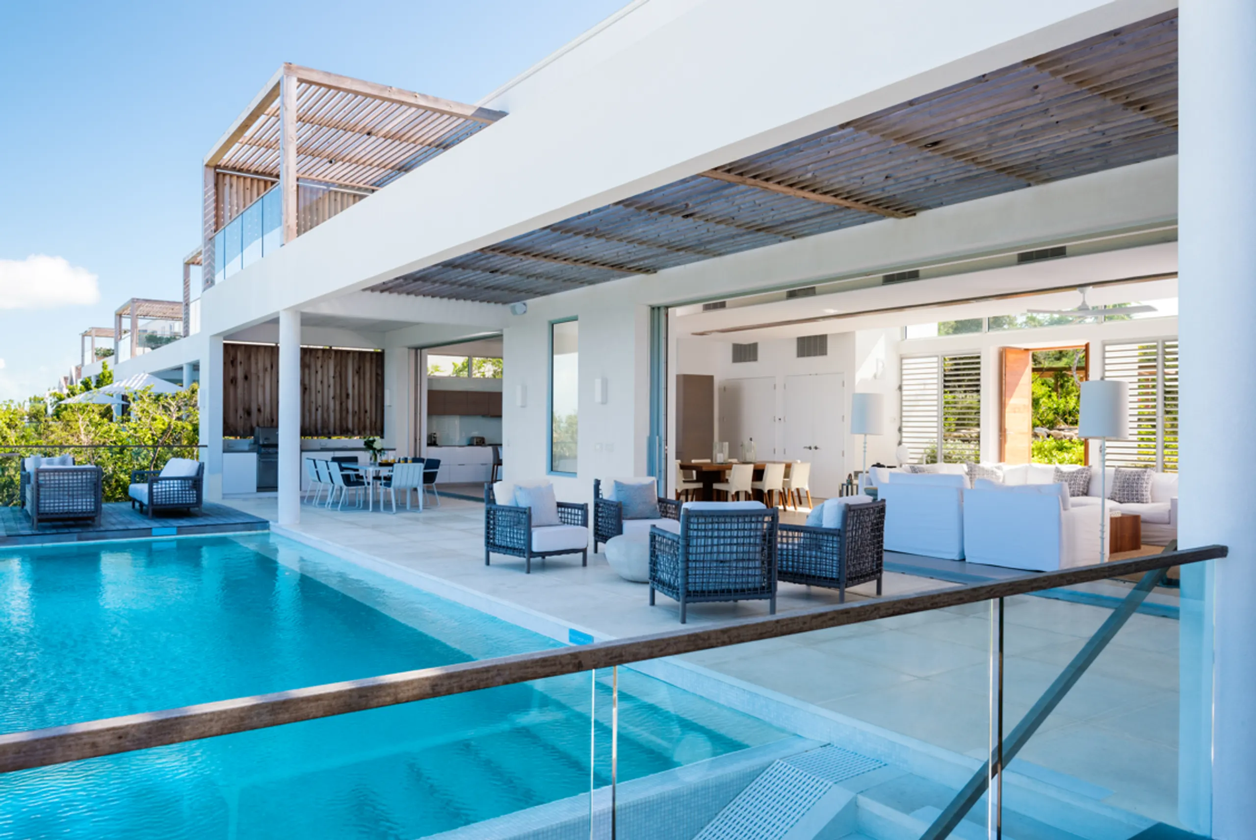 Secluded Charm and Luxury: North Shore's 5-Bedroom Beachfront Villa with Infinity Pool and Ocean Views — photograph 2