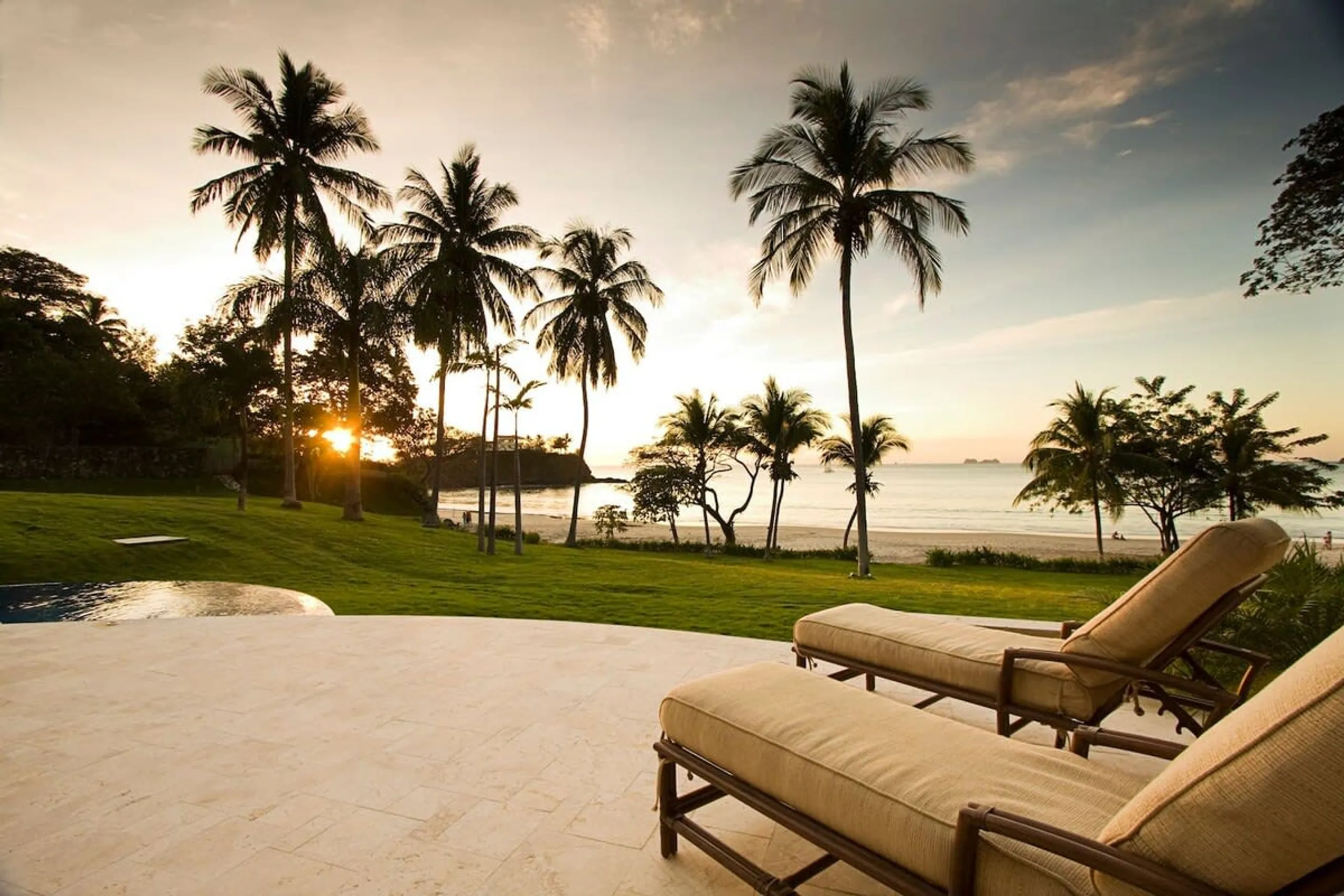 Beachfront Mediterranean-Style Villa with Private Infinity Pool, and Ocean Views — photograph 7