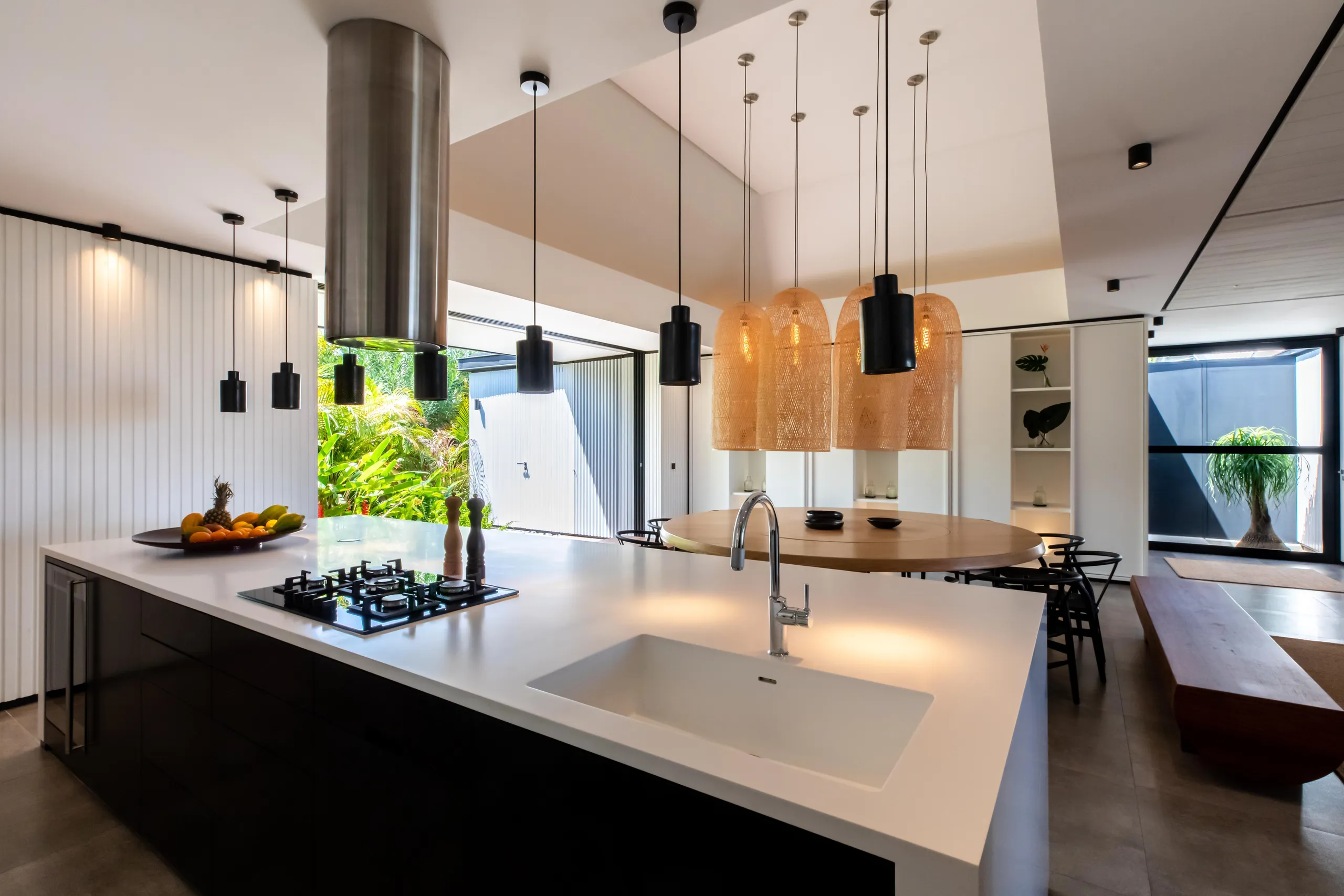 Sophisticated Oceanview Estate with Private Pool and Gourmet Kitchen — photograph 11