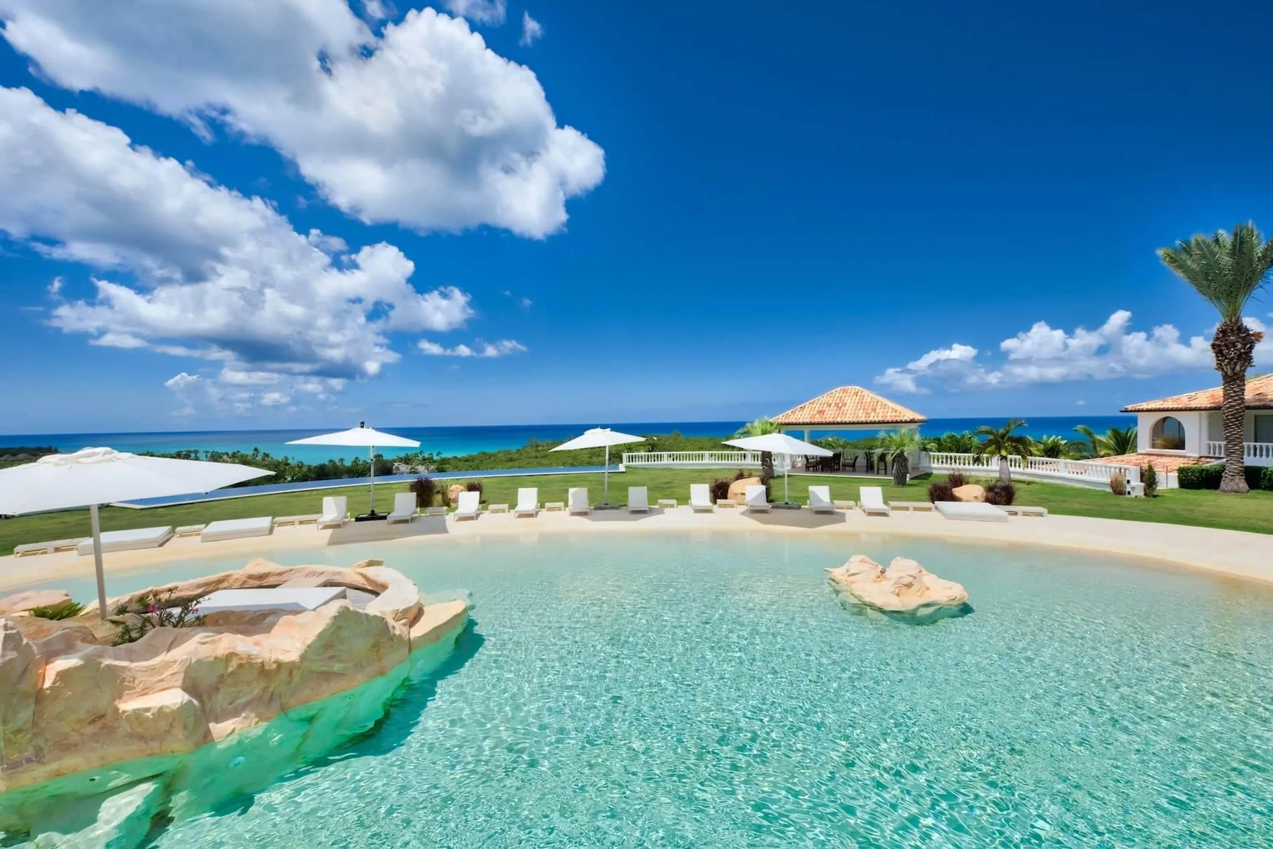 Grand Luxury Villa with 2 Large Swimming Pools and Ocean Views — photograph 4