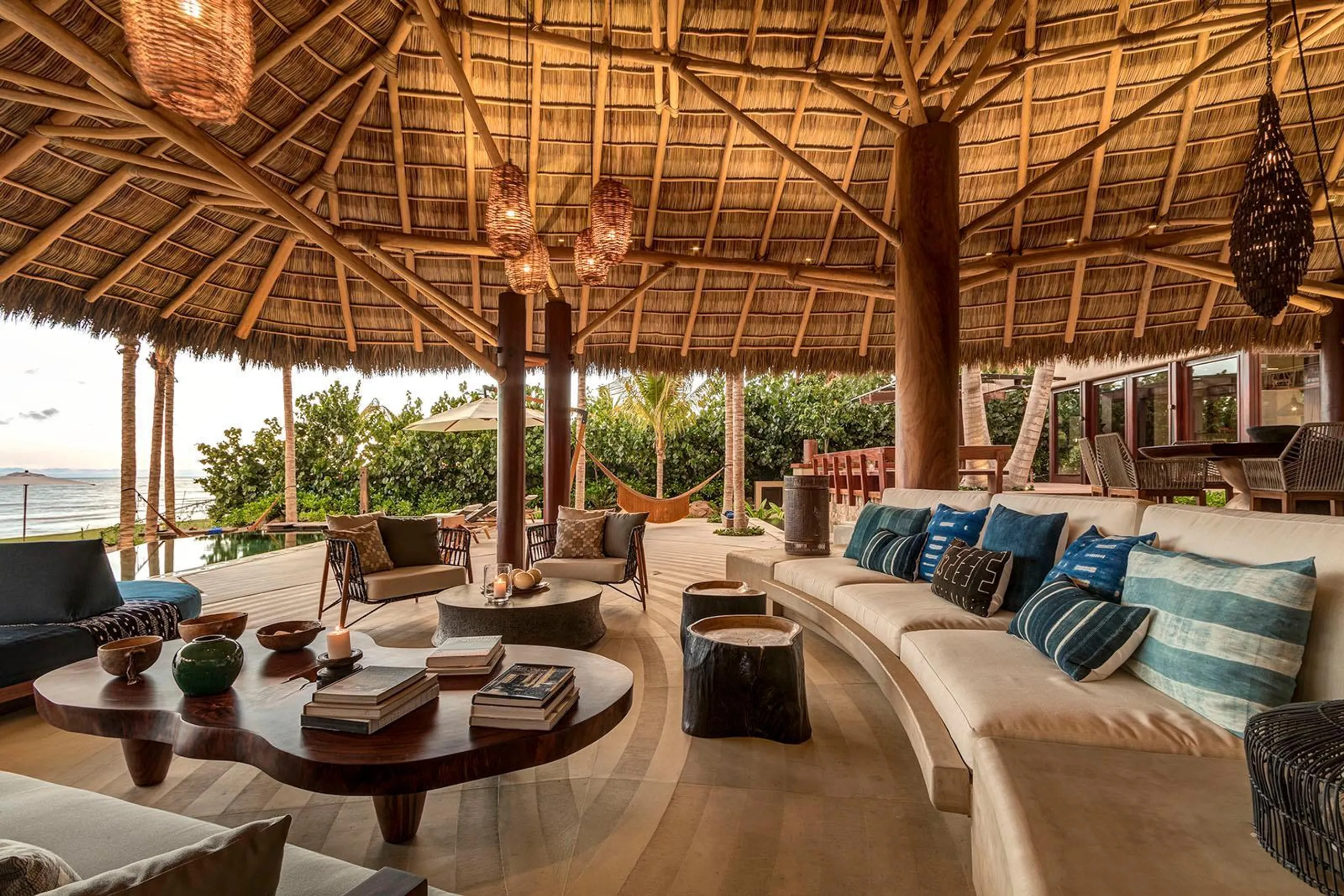 La Punta Grand Beachfront Estate with Infinity Pool and Endless Ocean Views — photograph 4