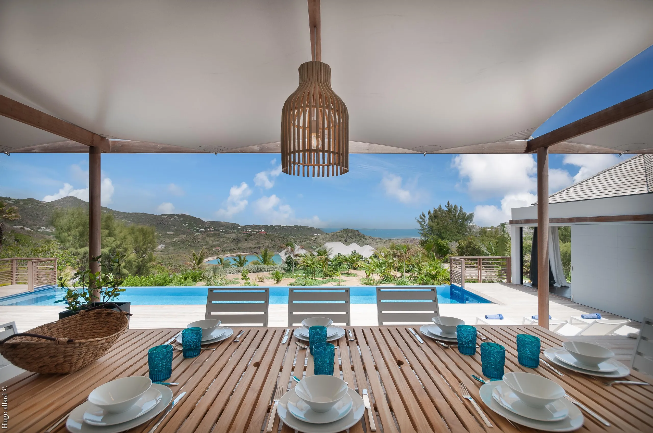 Exquisite Seaside Villa with Infinity Pool and Oceanview Patio Dining — photograph 4