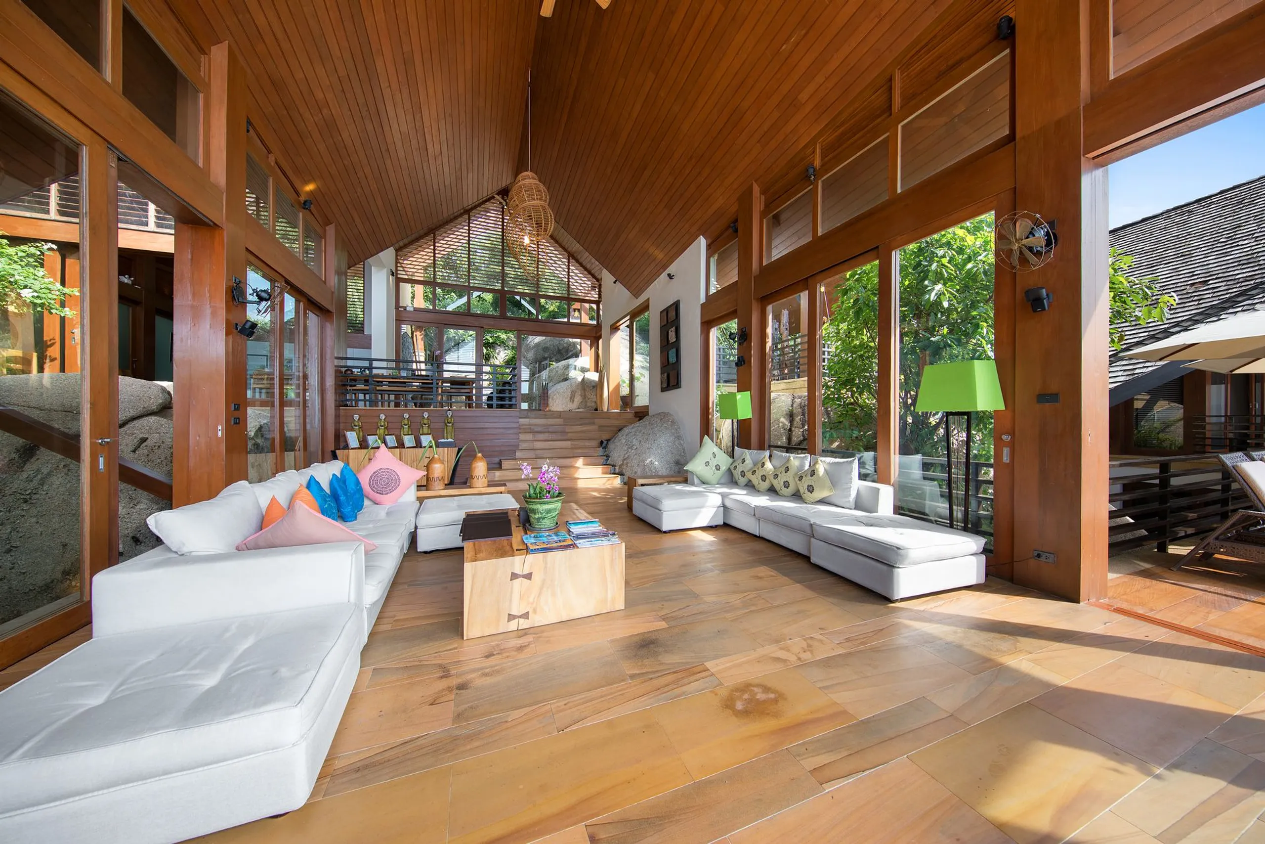 Stately Tropical Escape with Infinity Edge Swimming Pool and Stunning Sea Views — photograph 5
