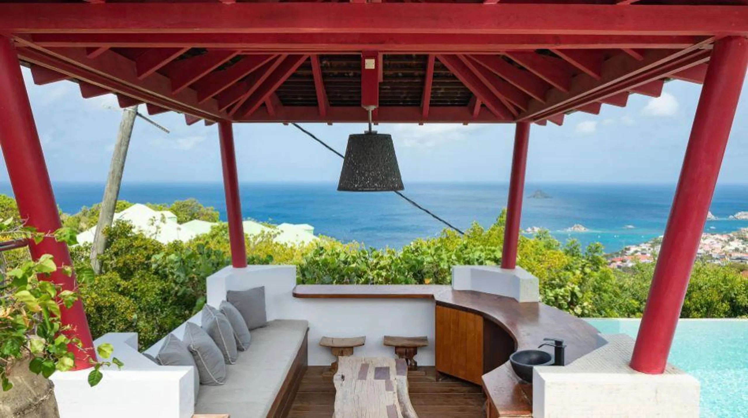 Japanese-inspired Hillside Villa with Panoramic View — photograph 4