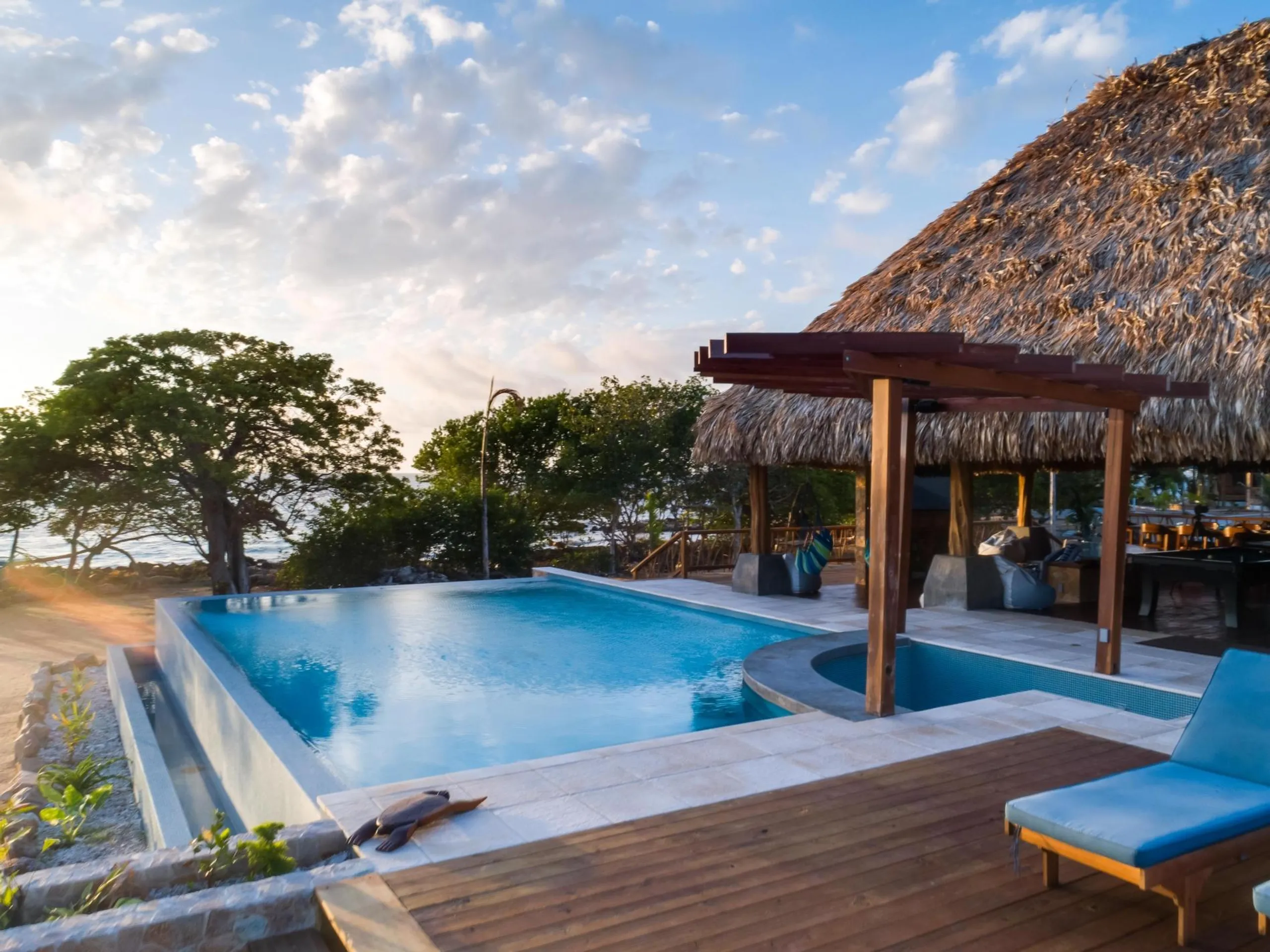 Tranquil Private Island Villa with Pool and Beach Access — photograph 2