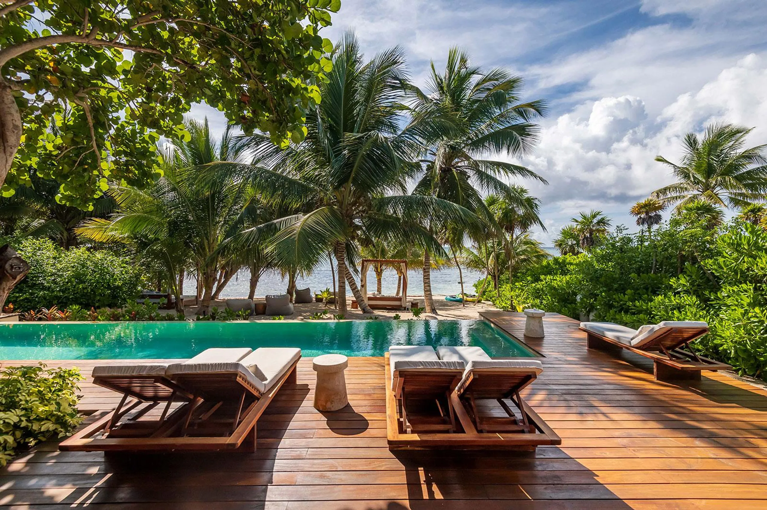 A Majestic Retreat with Pool, Mountain Vistas, and Oceanfront Splendor VILLAWAY® — photograph 4