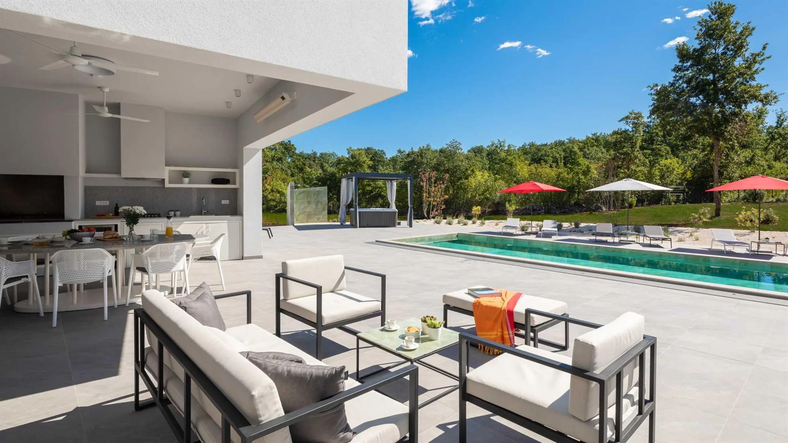 Exceptional Villa Hideaway with Pool and Lush Surroundings — photograph 11