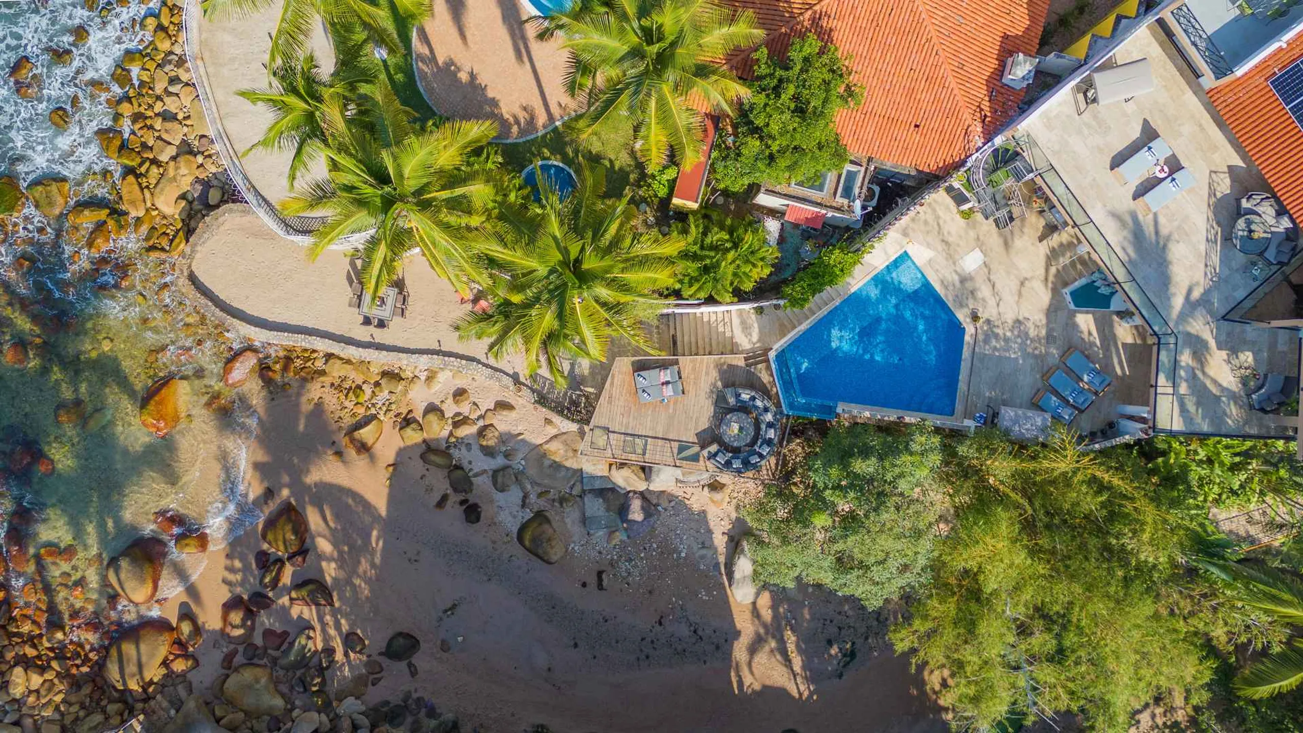 Exquisite 11-Bedroom Villa Along the South Shore with Private Pool and Ocean Views — photograph 5