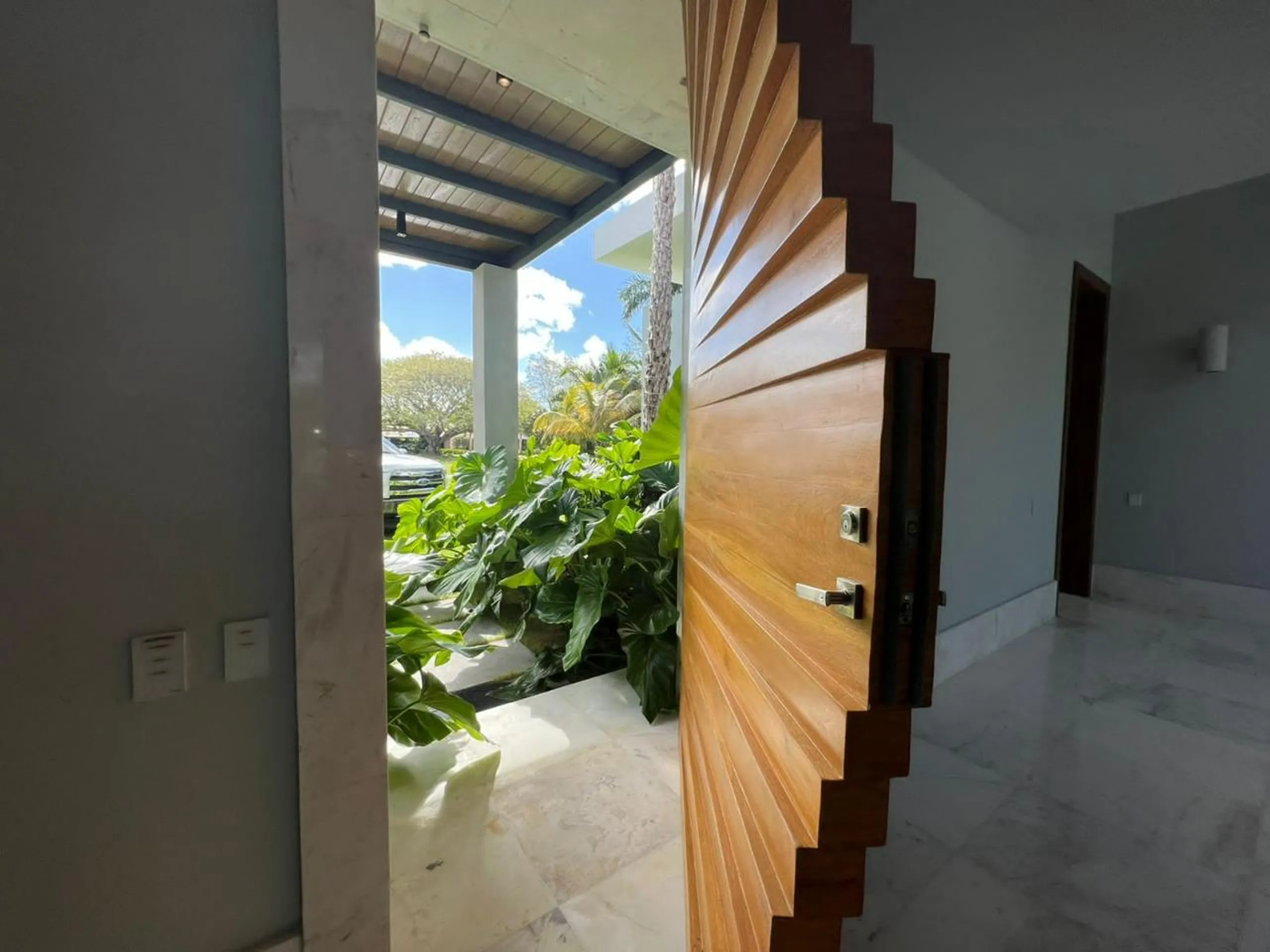 Captivating Villa with Private Pool and  Golf Course Views — photograph 8