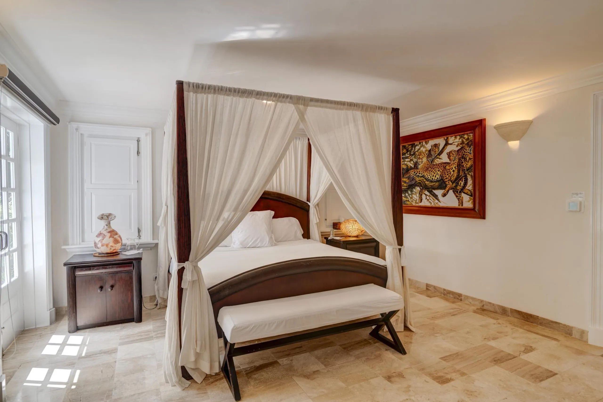 Lavishly Appointed Villa with Private Pool and Golf Course View — photograph 10