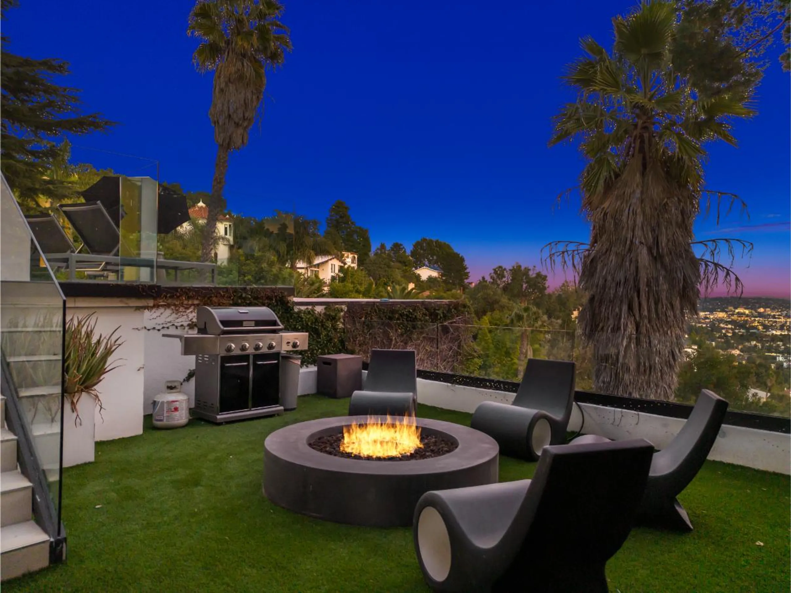 Magnificent Hollywood Hills Estate with Invigorating Pool — photograph 3