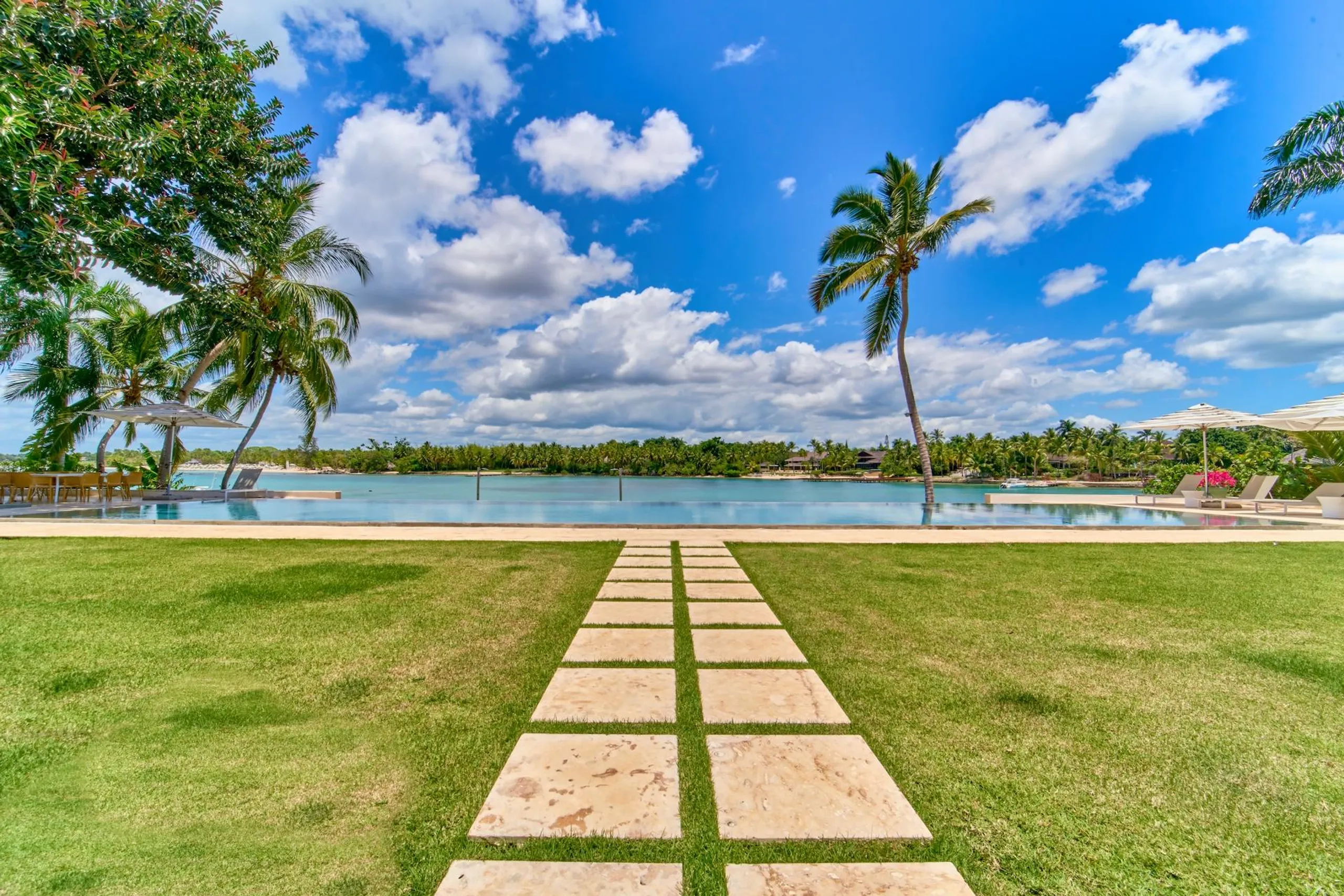 Sumptuously Furnished Villa with Private Pool and Bay Views — photograph 5