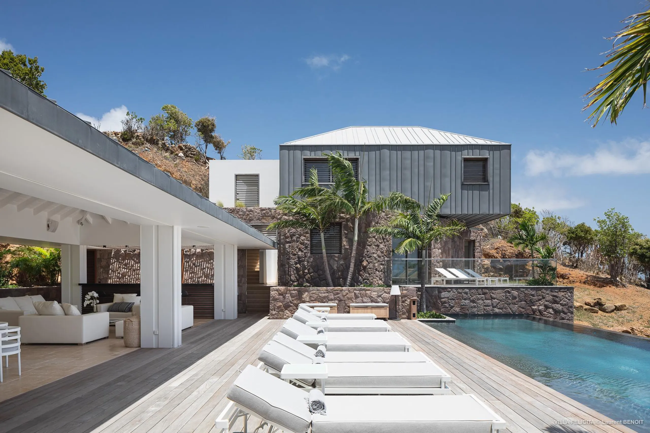 Opulent Paradise Villa with Infinity Pool, Fitness Room and Movie Theater — photograph 2