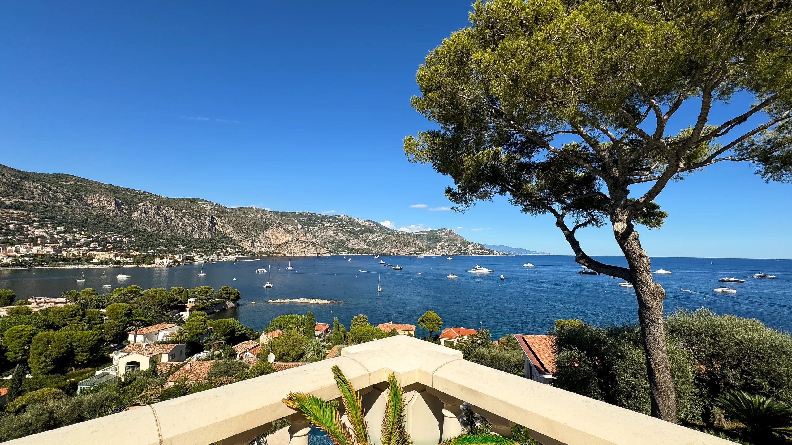 Lavish Modern-Contemporary Villa with Heated Pool and Sea Access — photograph 3