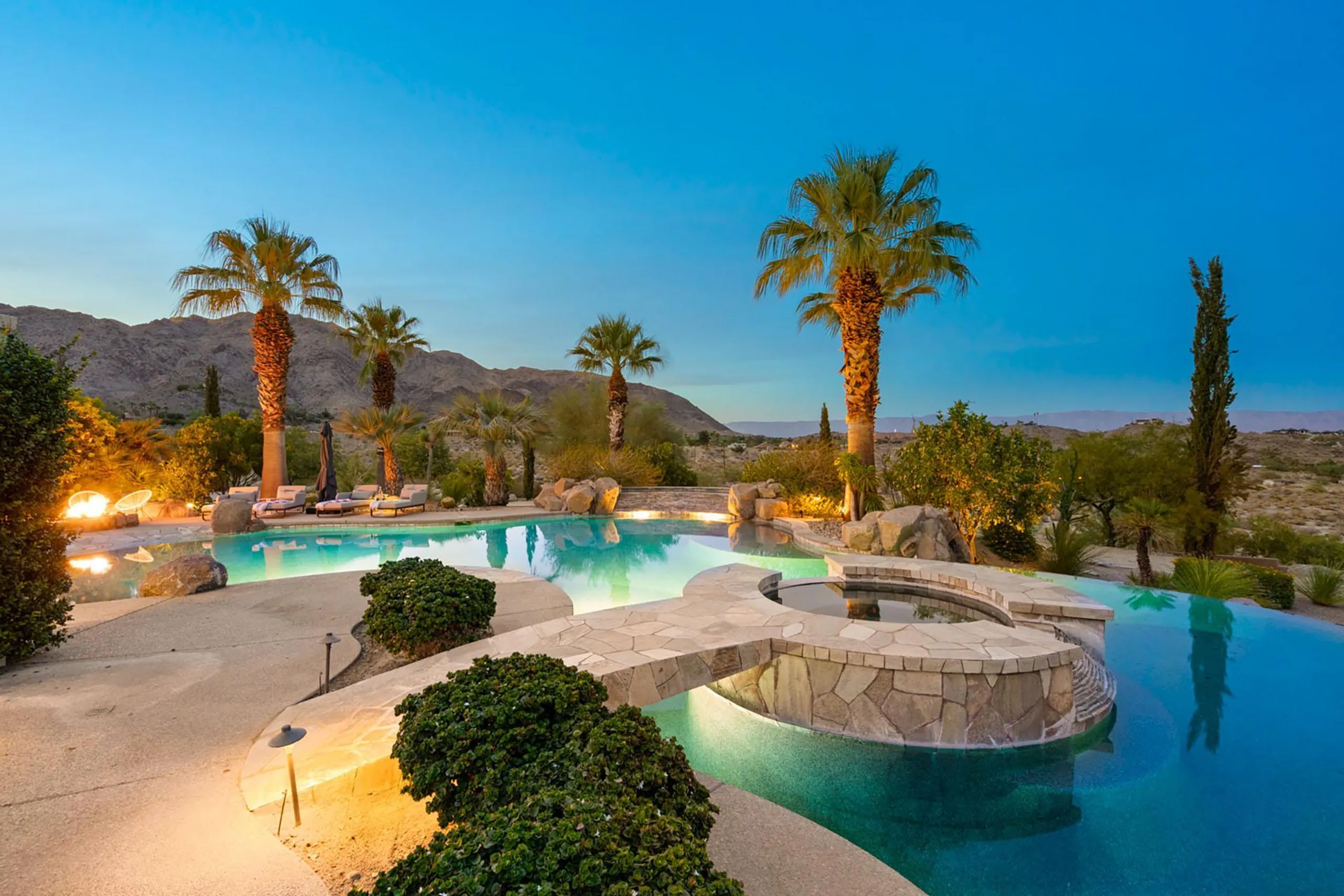 Incredible Paradise Estate with Private Golf, Pool, and Wet Bar — photograph 11