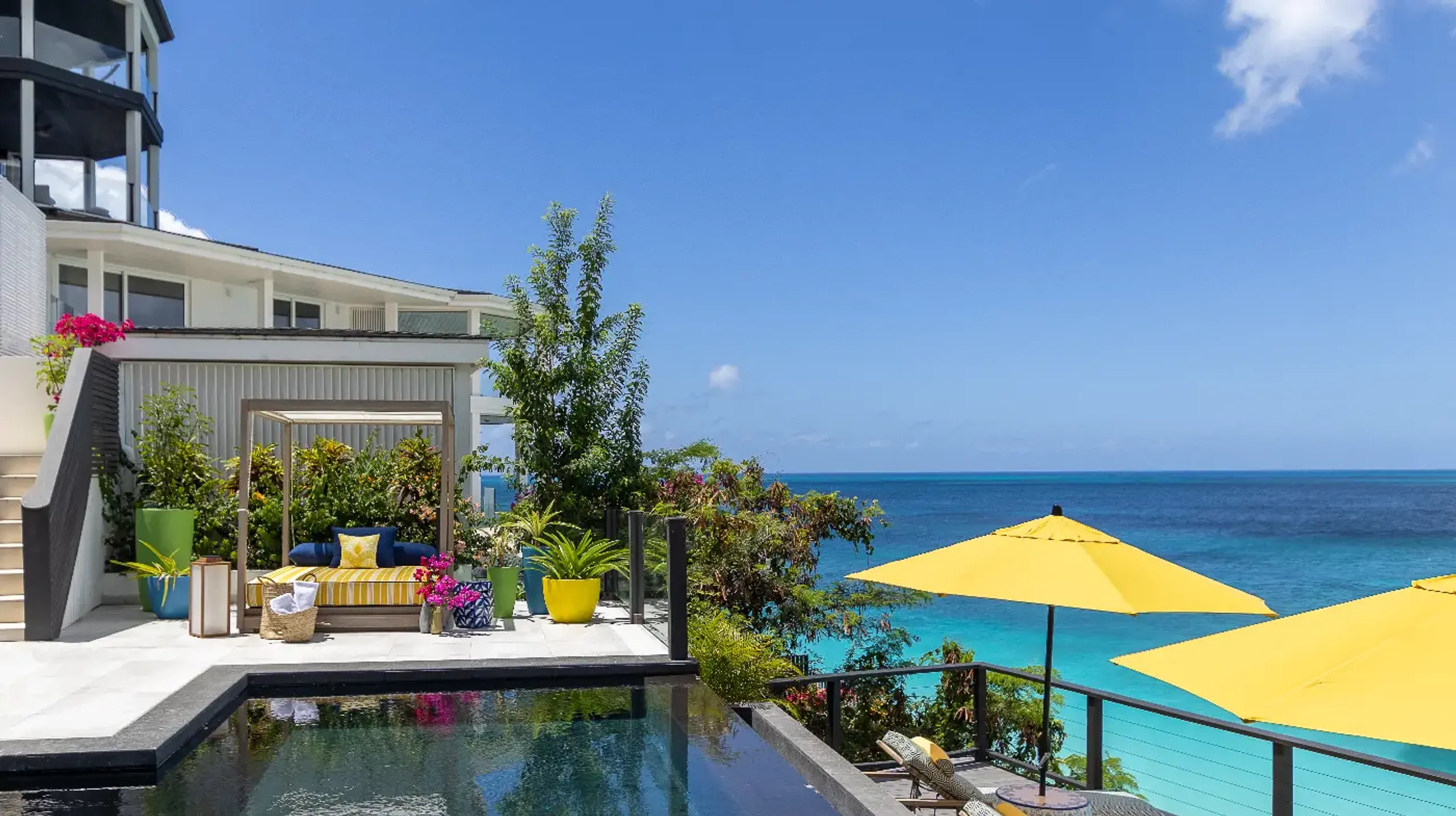 Beachfront Inspiring 4-Bedroom Villa with Infinity Pool & Private Access to Ffryes Beach — photograph 4