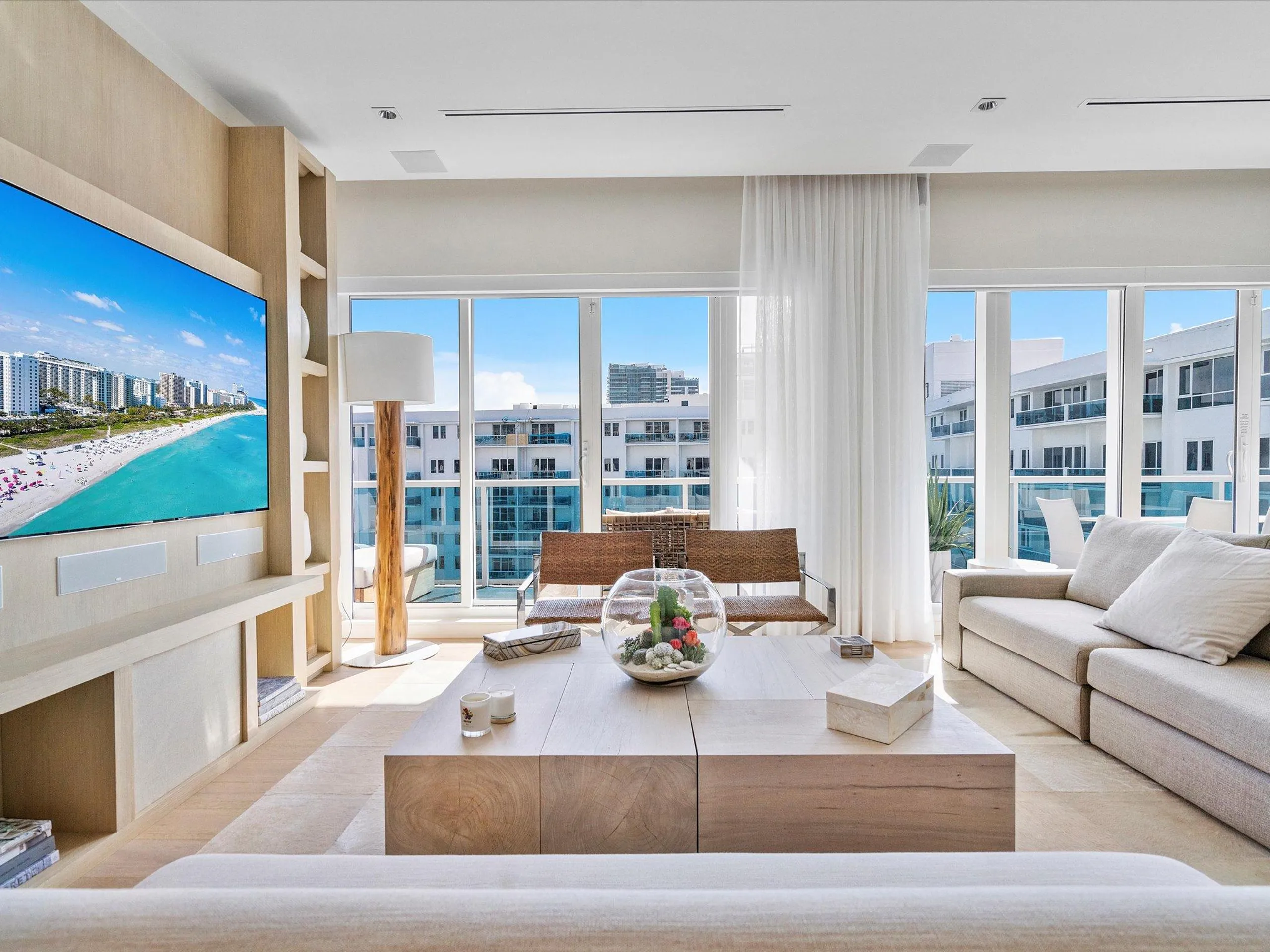 Elegant Oceanview Retreat with Walks to Beach. — photograph 3