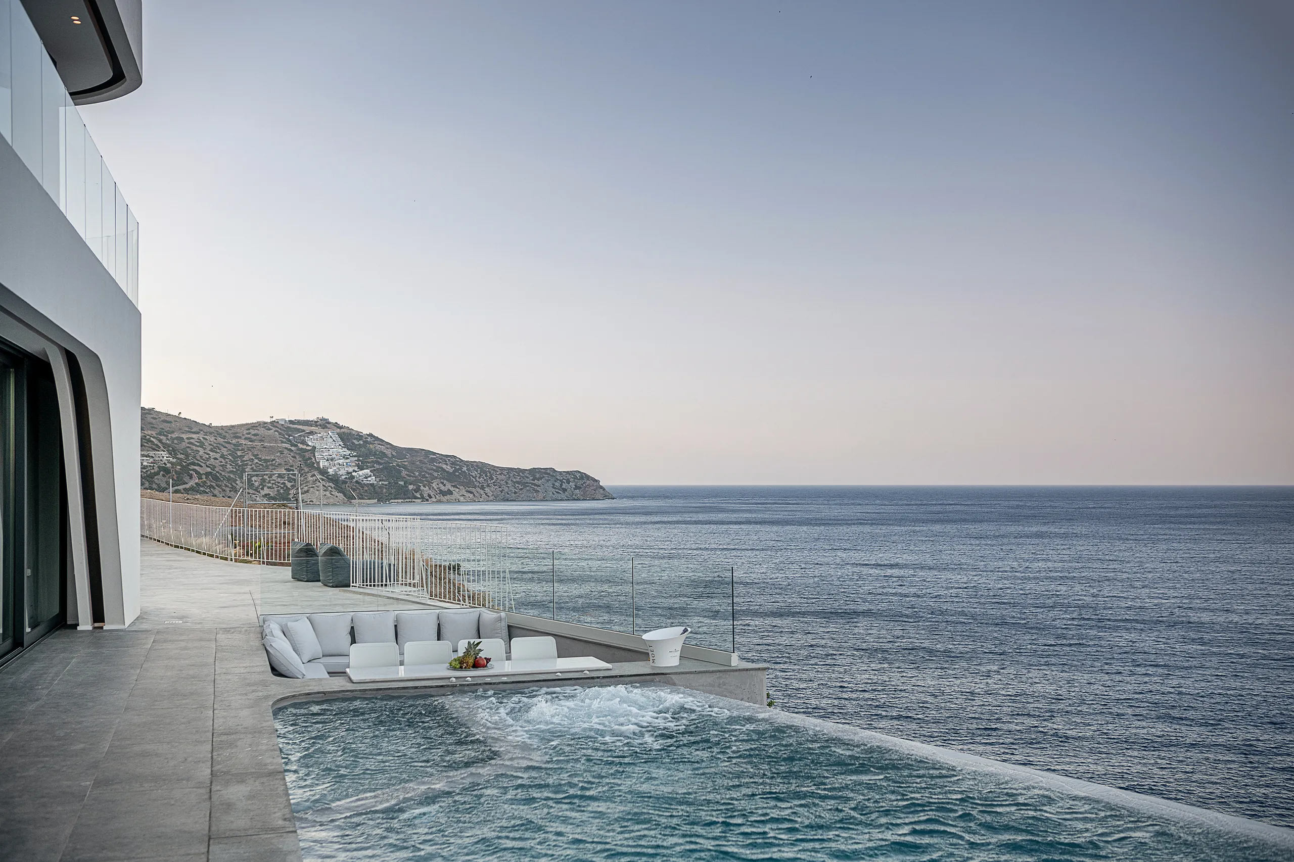 Luxurious Seafront Getaway with Infinity Pool, Fireplace and Stunning Views — photograph 4