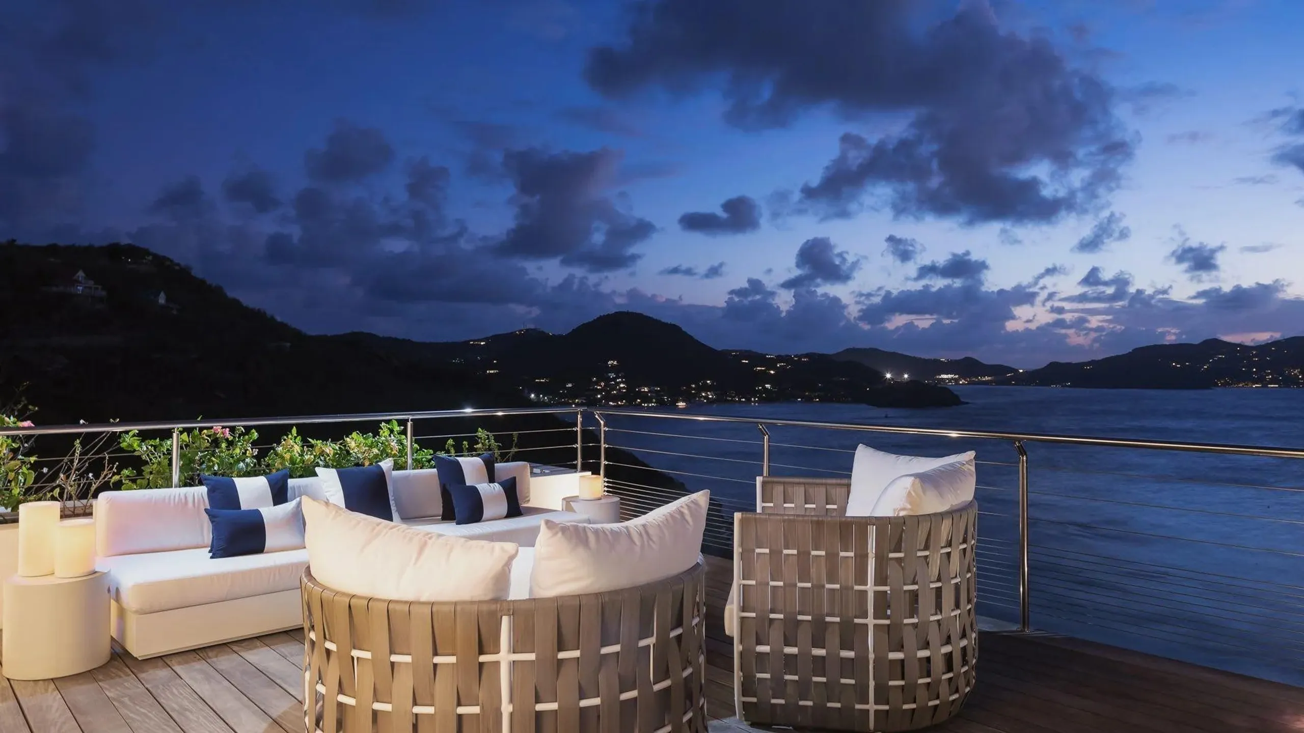 Sensational Seaside Villa with Infinity Pool — photograph 7
