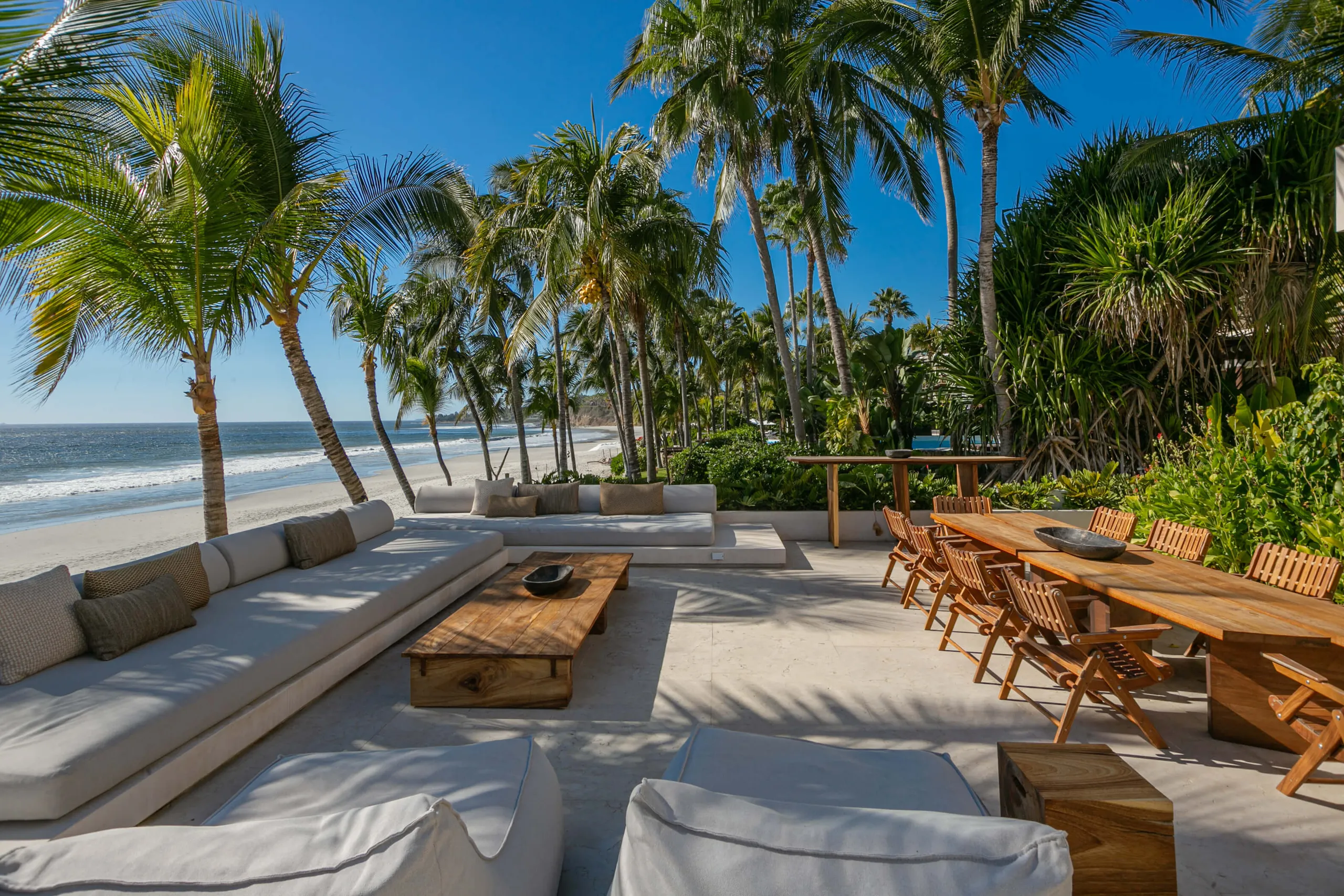 Sophisticated Beachfront Villa with Infinity Pool and Ocean Views — photograph 3