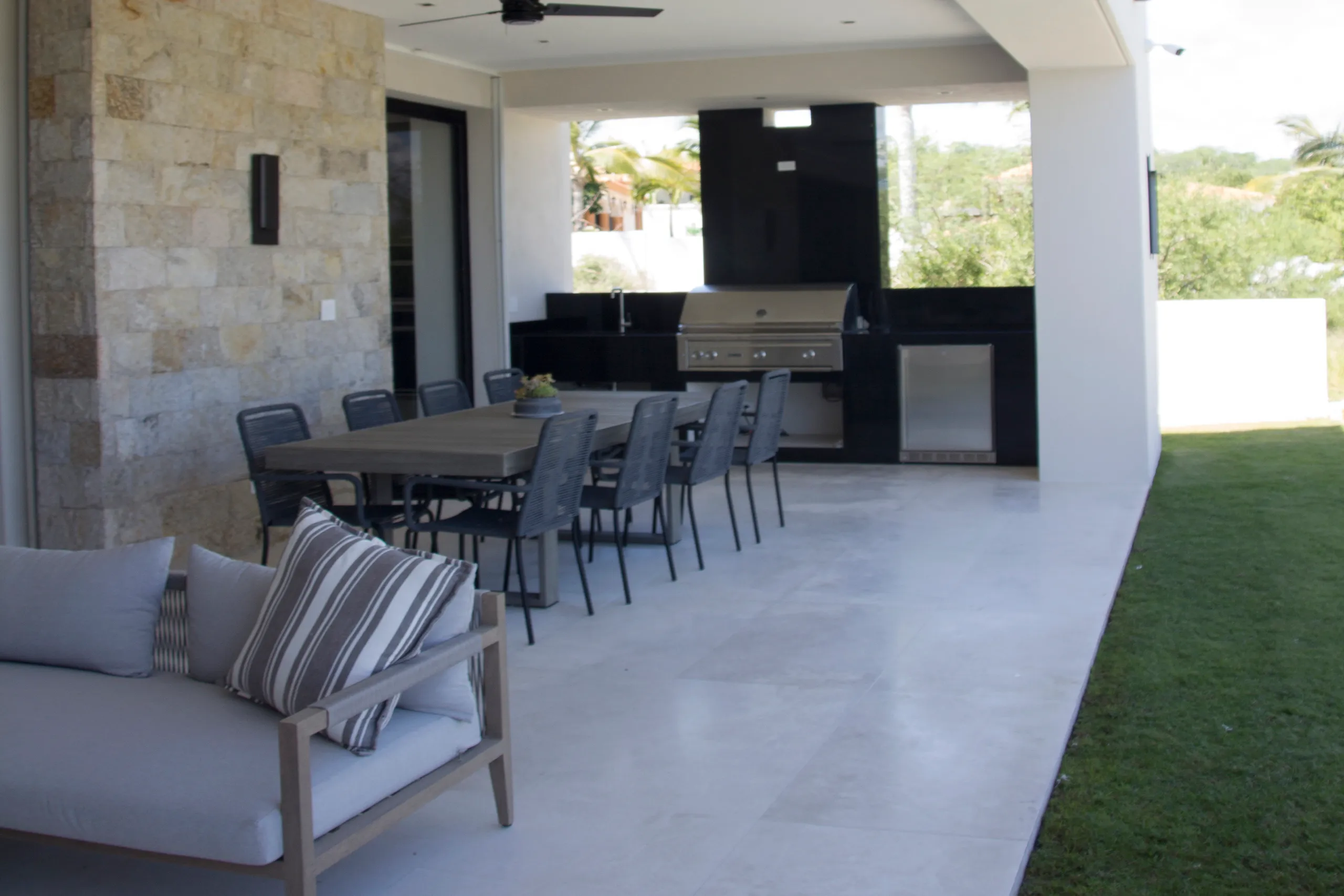 Elegant and Modern Pamilla Estate with Pool and Gorgeous Views — photograph 10