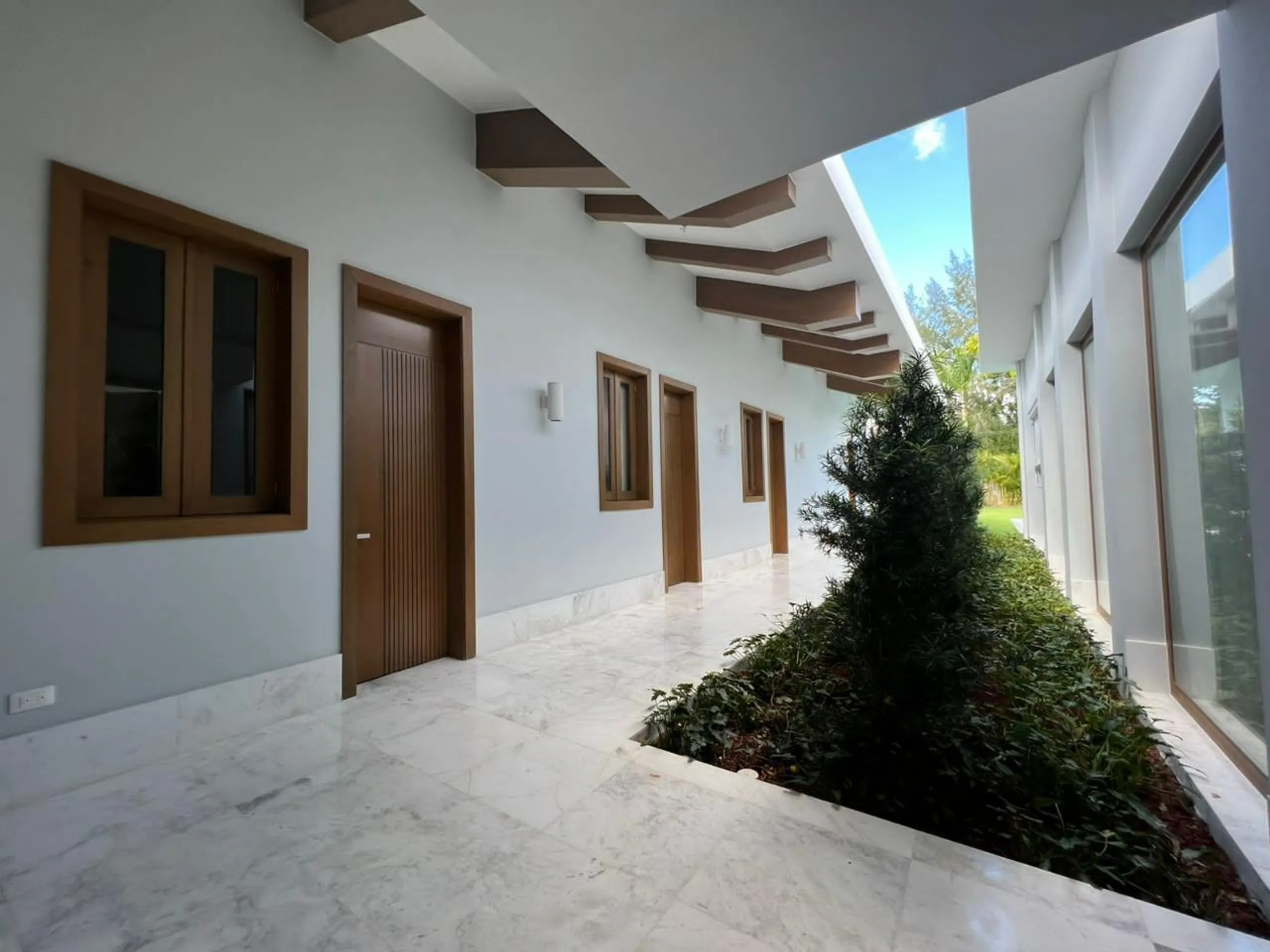 Captivating Villa with Private Pool and  Golf Course Views — photograph 7