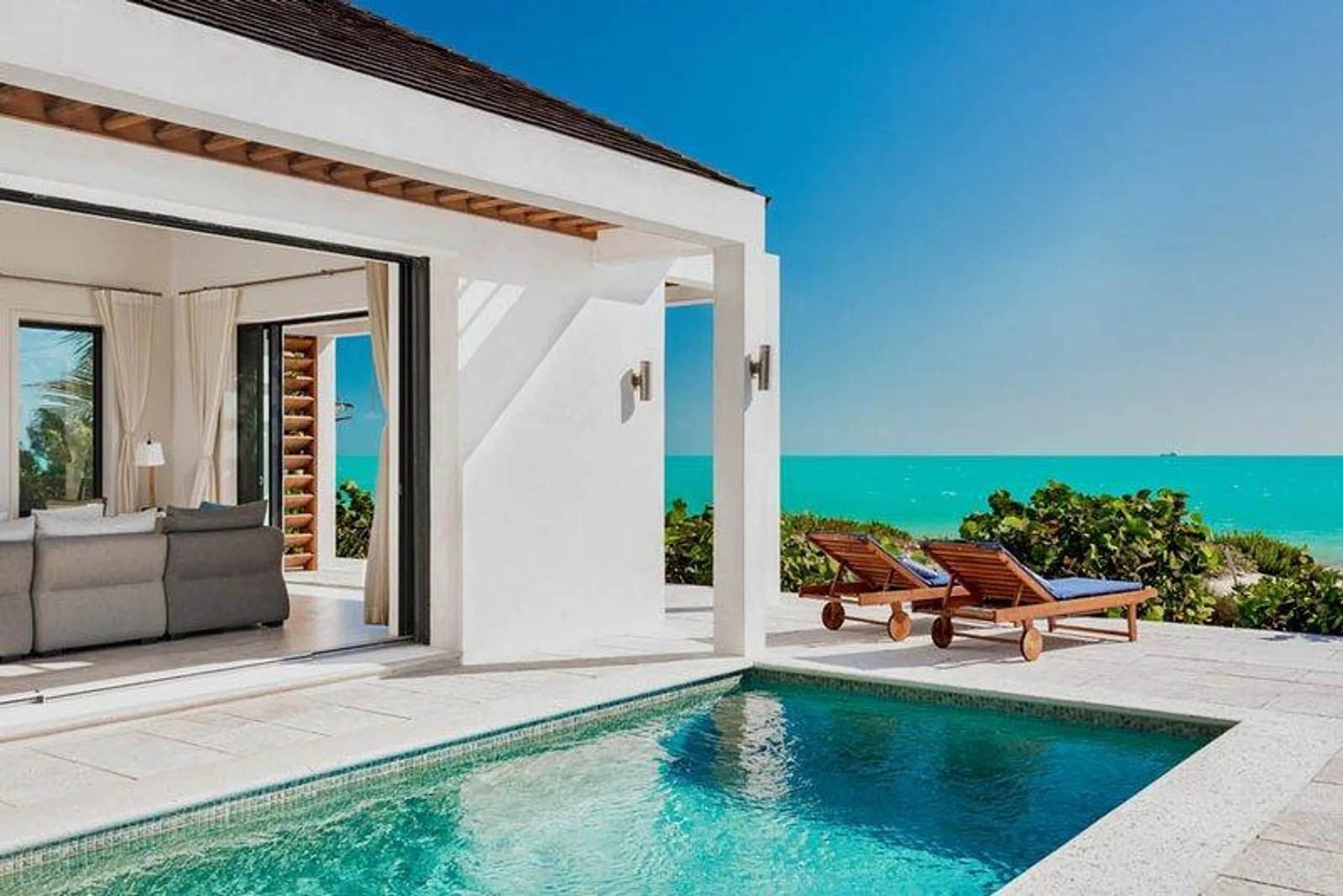 Refined Contemporary Beachfront Long Bay Beach Villa with Infinity Pool — photograph 11