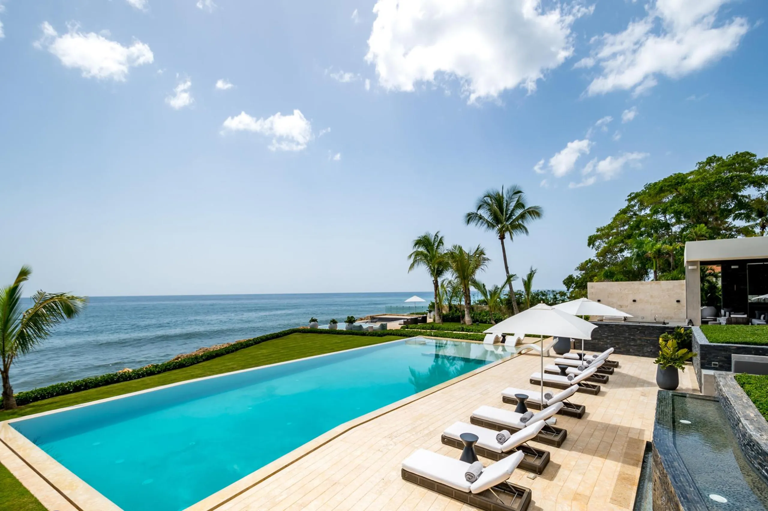 Splendorous Oceanfront Getaway in Punta Minitas with Private Pool — photograph 3