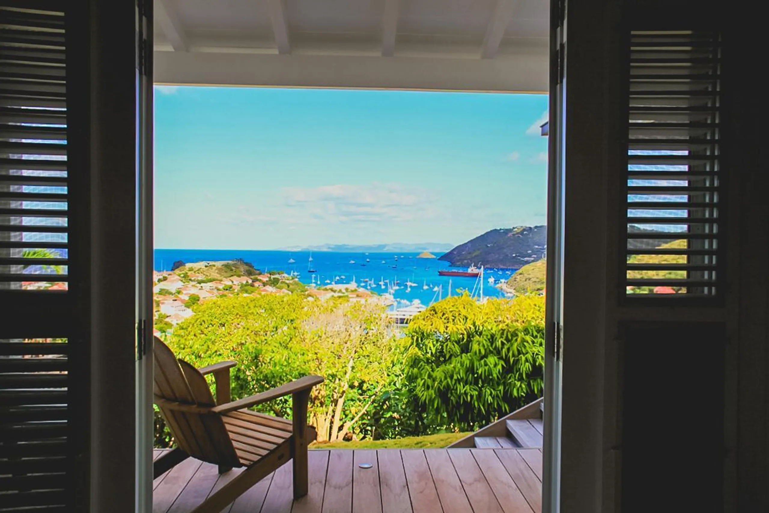 Serene Seaside Estate with Private Pool and Ocean Views — photograph 4