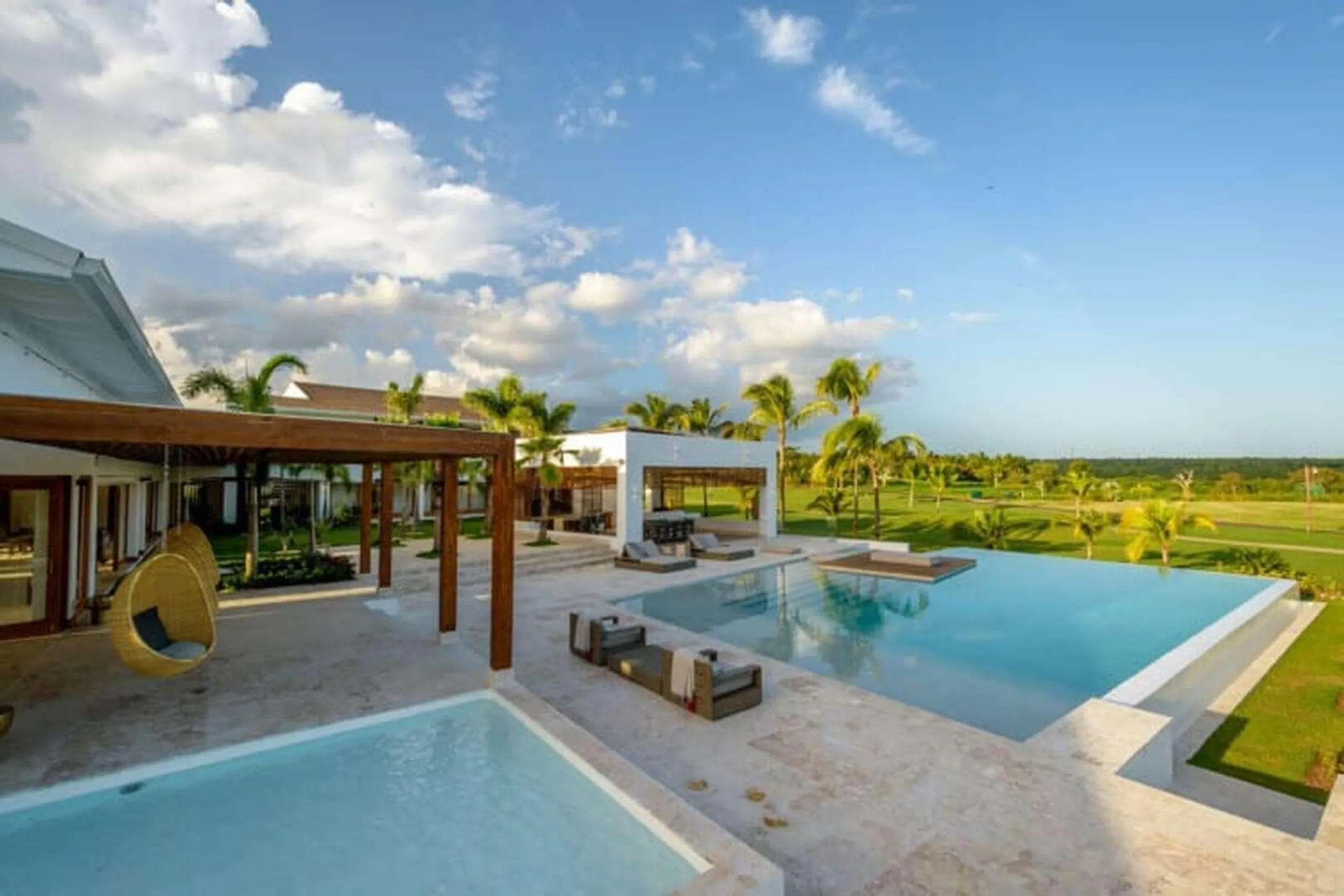 Modern Contemporary Villa with Private Infinity Pool and Stunning Golf Course Views — photograph 7
