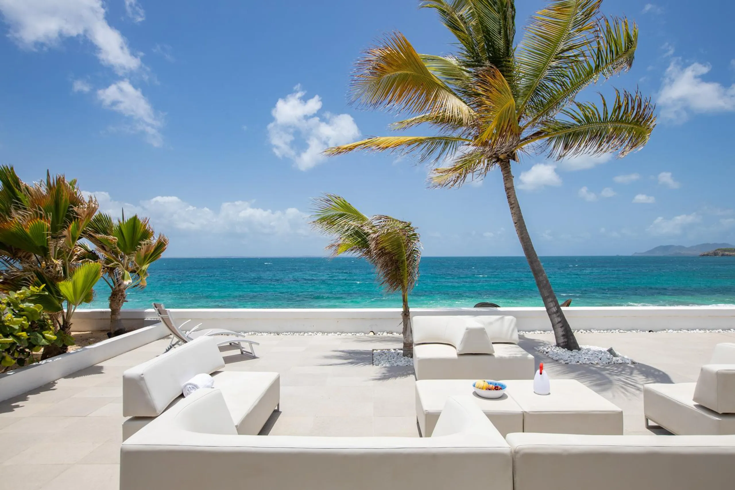 Pristine 5 BR Luxe Oceanfront Escape with Private Pool, Fitness Room and Stunning Views — photograph 5