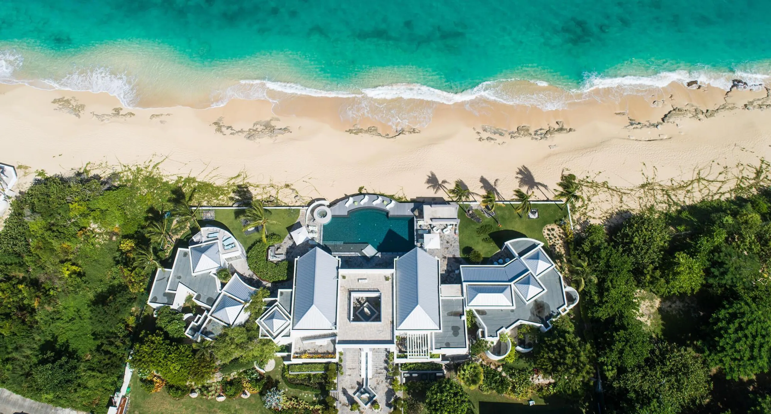 Exclusive Modern Contemporary Beachfront Estate with Infinity Pool — photograph 4