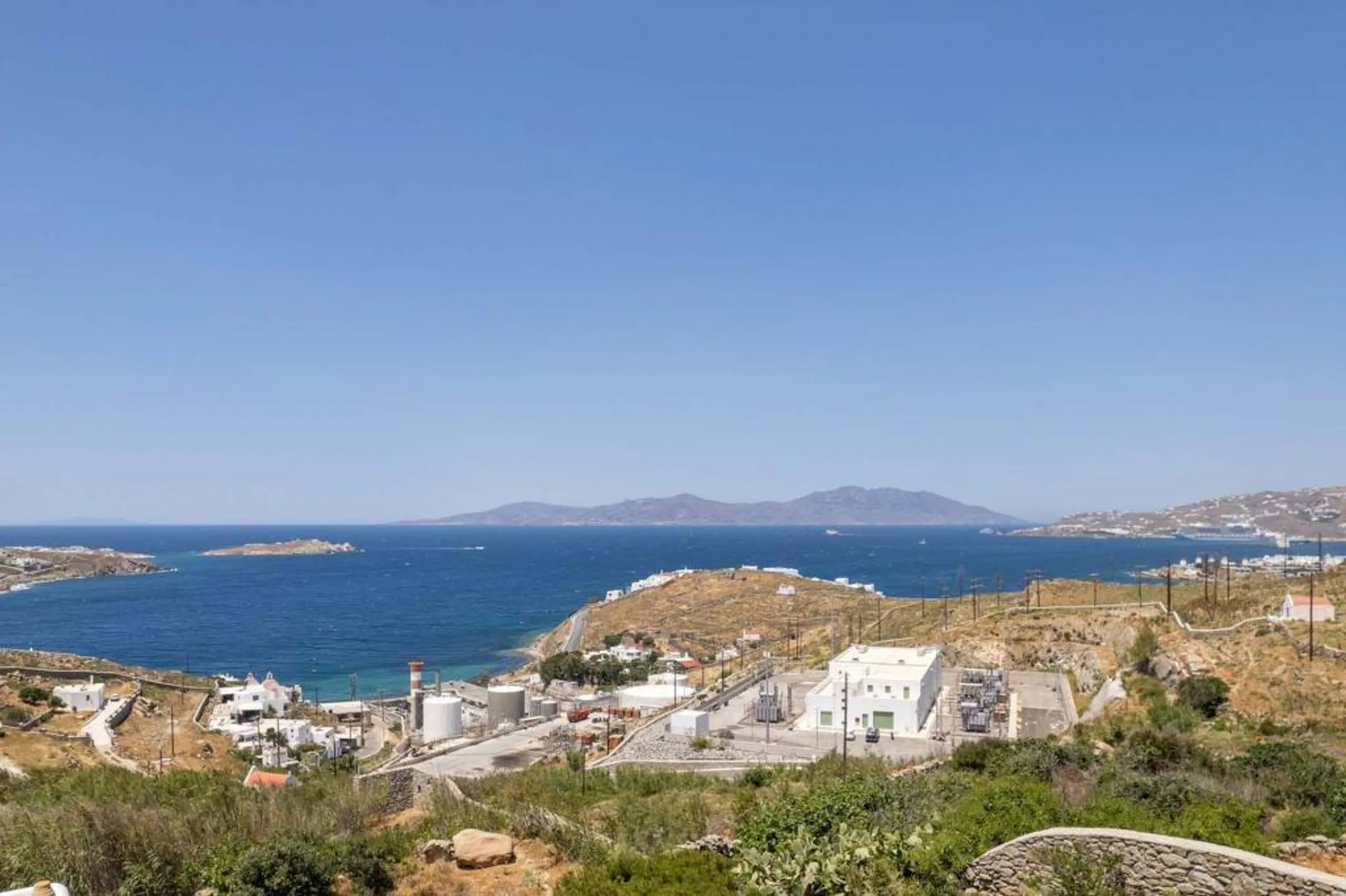 Sumptuous Oasis with Infinity Pool and Panoramic Mountain Views — photograph 5