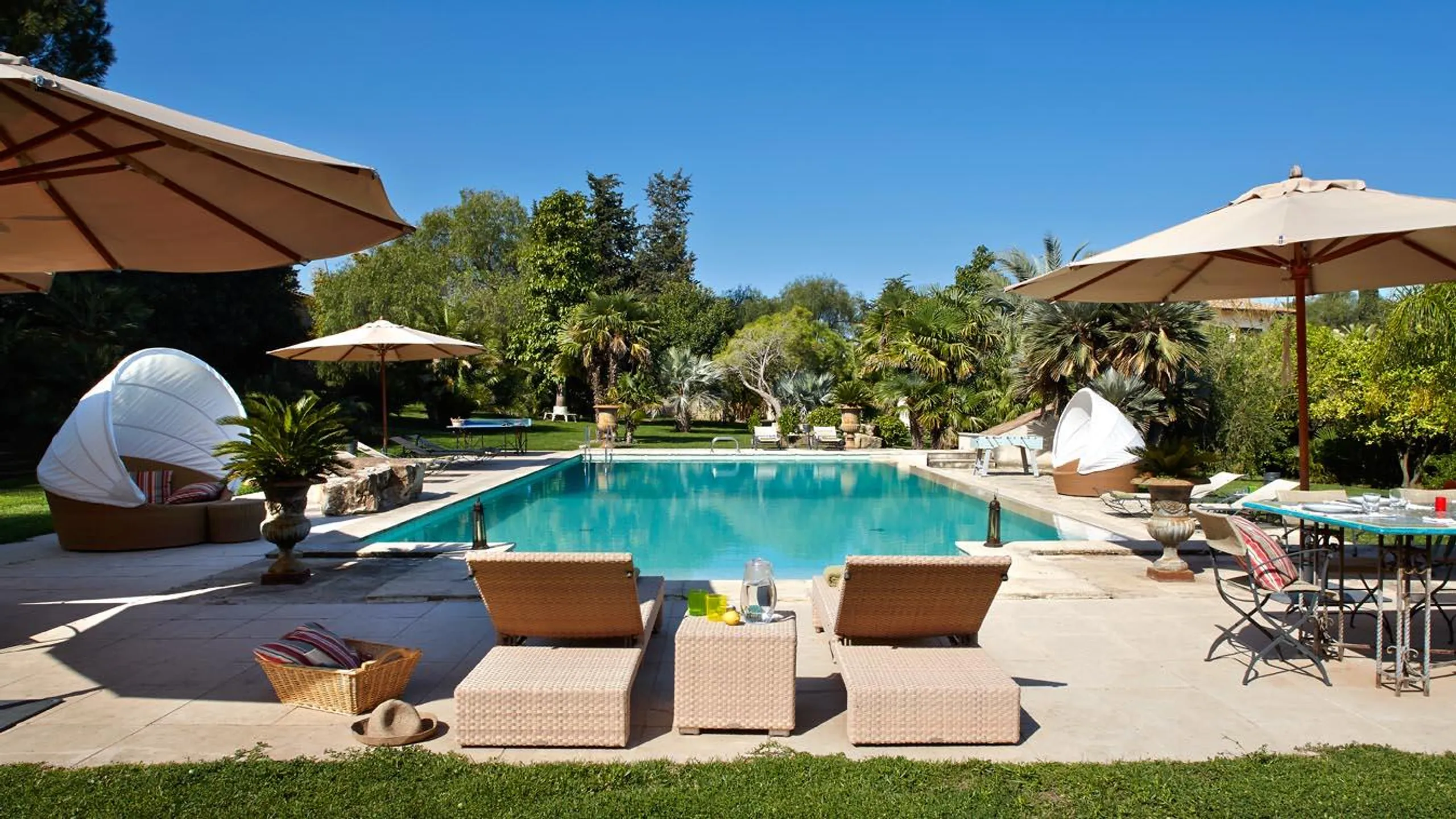 Sensational Sicily Villa with Private Pool and Lush Vineyard Views — photograph 2