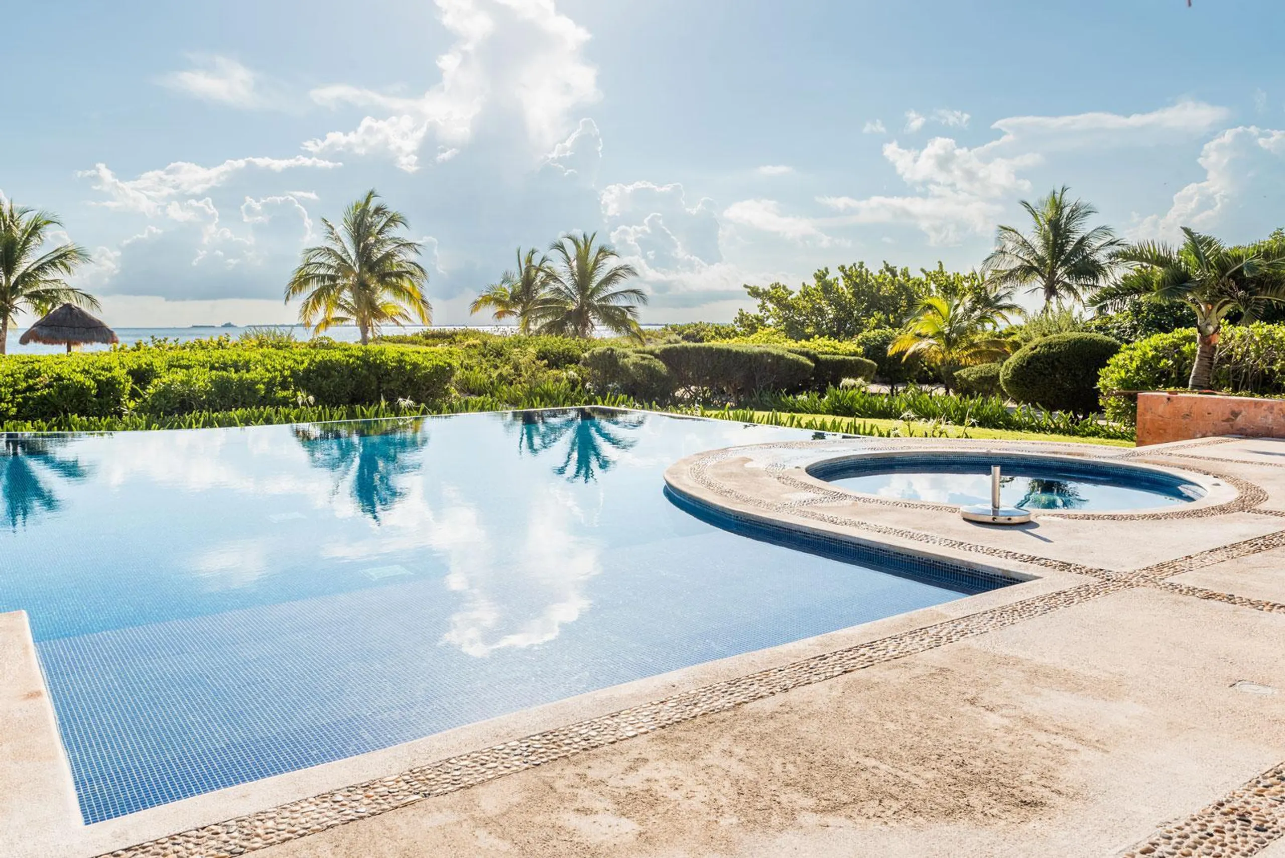 Modern Contemporary Luxe Villa with Private Pool for Tranquil Escapes — photograph 2