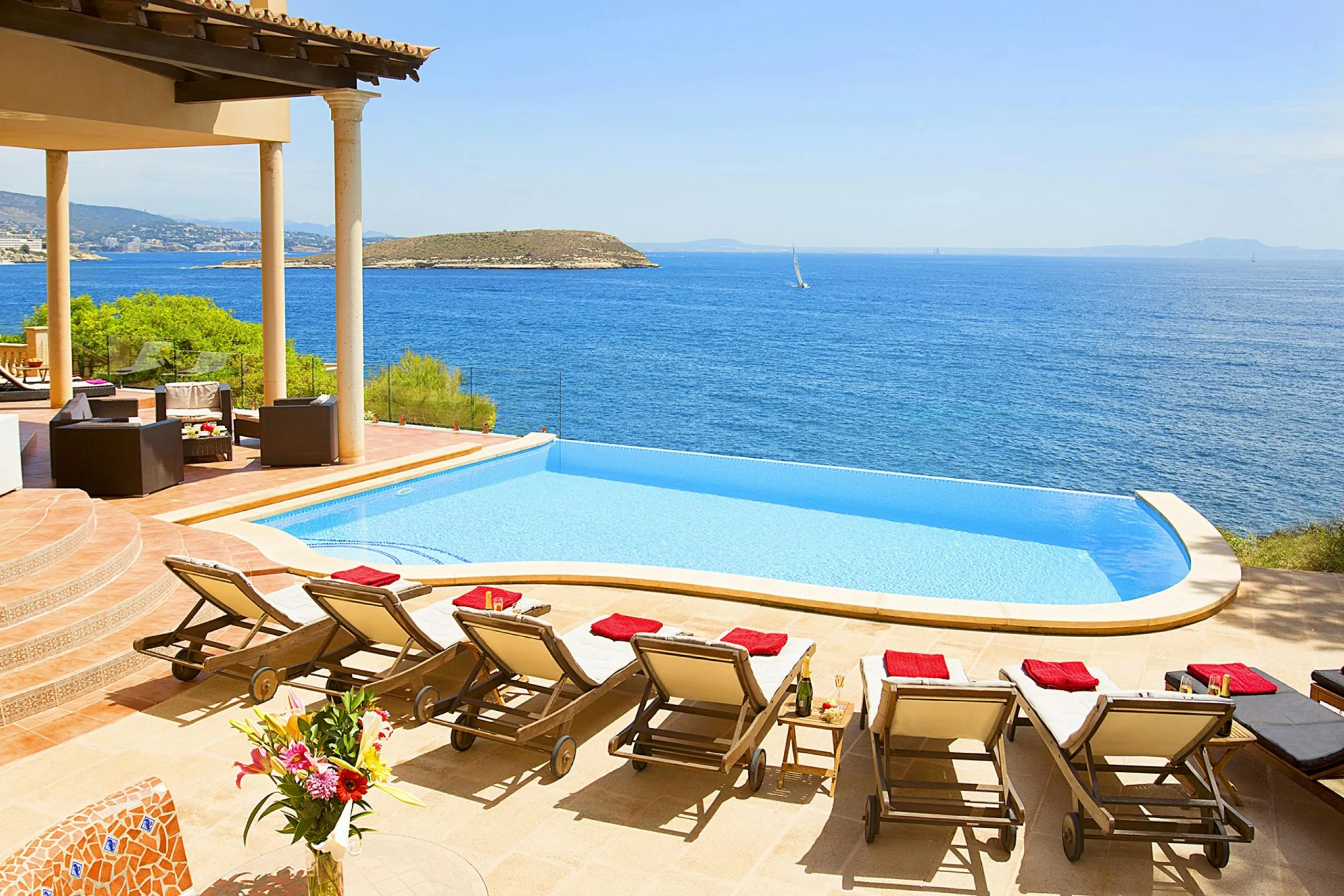 Breathtaking Oceanfront Villa in Mallorca with Infinity Pool and Jacuzzi — photograph 2