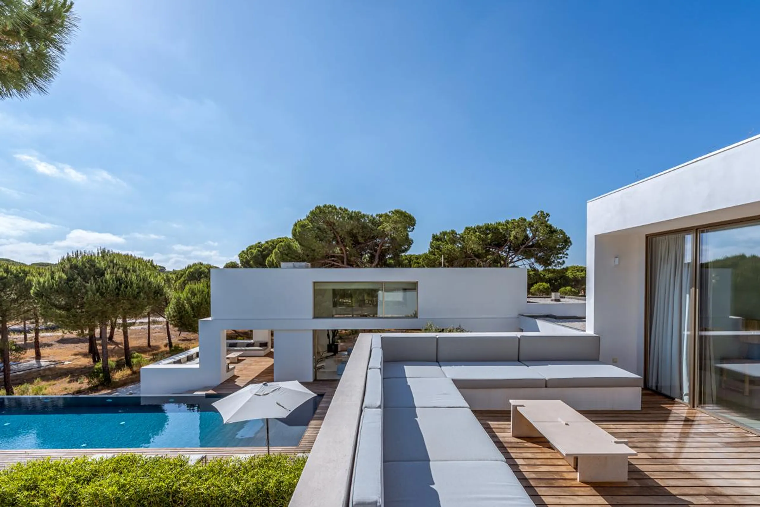 Contemporary Architectural Villa with Infinity Pool and Beach Access — photograph 3