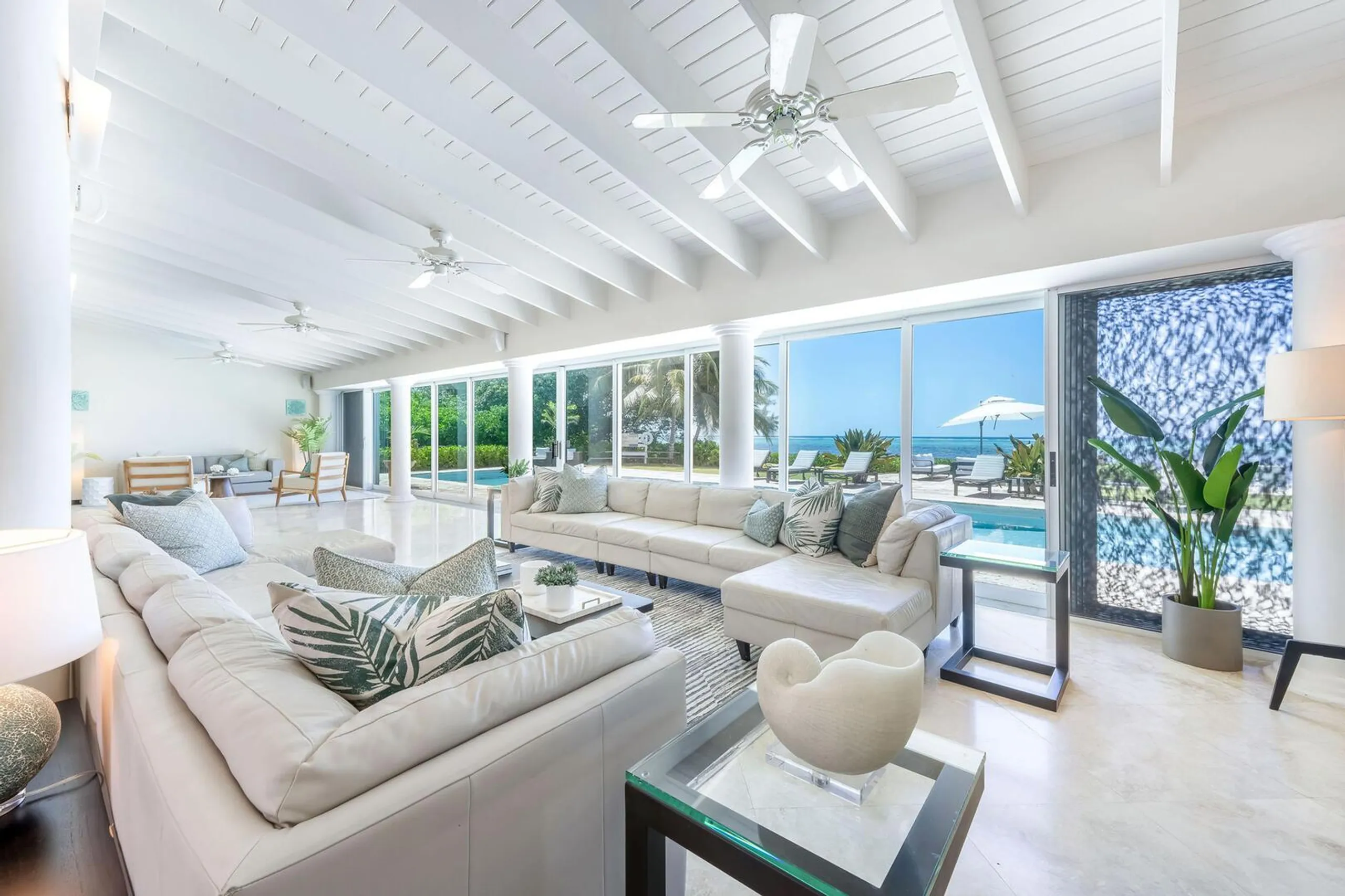 Beachfront Elegance Villa: Caribbean Panorama Views with 75-Foot Private Pool and Hot Tub — photograph 6