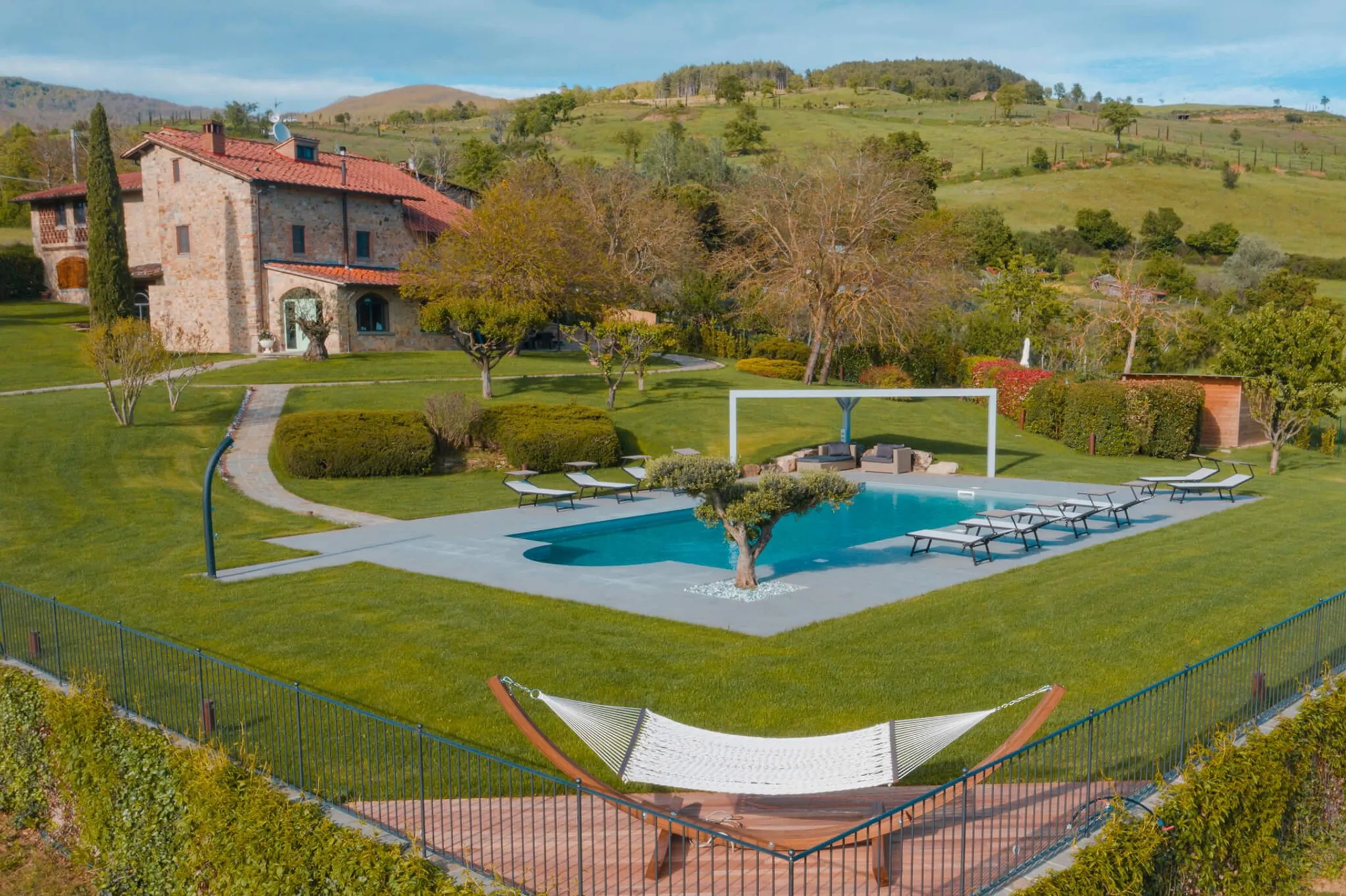 Spacious Tuscan Stone Villa with Pool, Garden, and Scenic Views — photograph 4