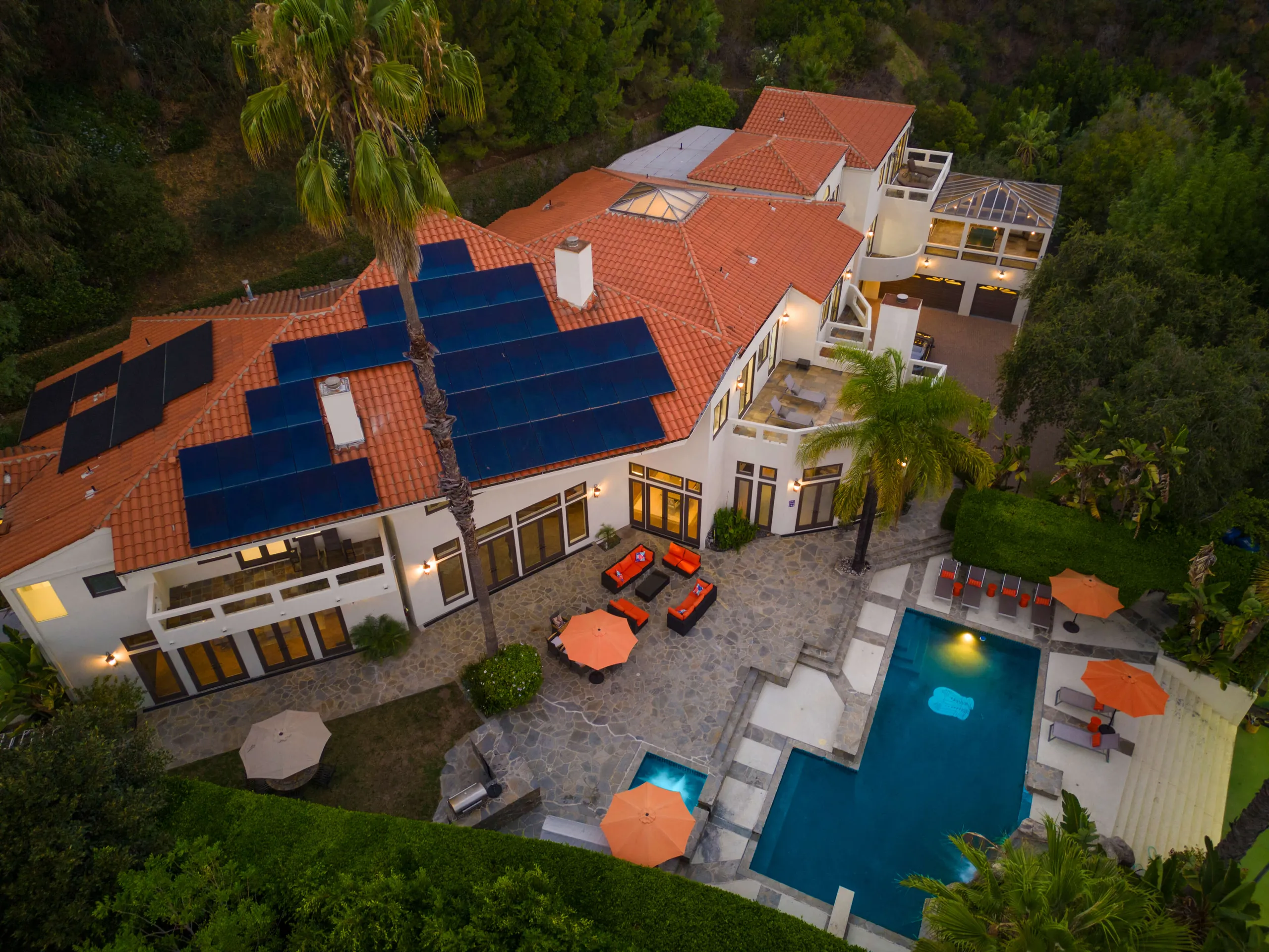 Refined Style Contemporary Estate with Private Pool, Sauna, and Tennis Court — photograph 9