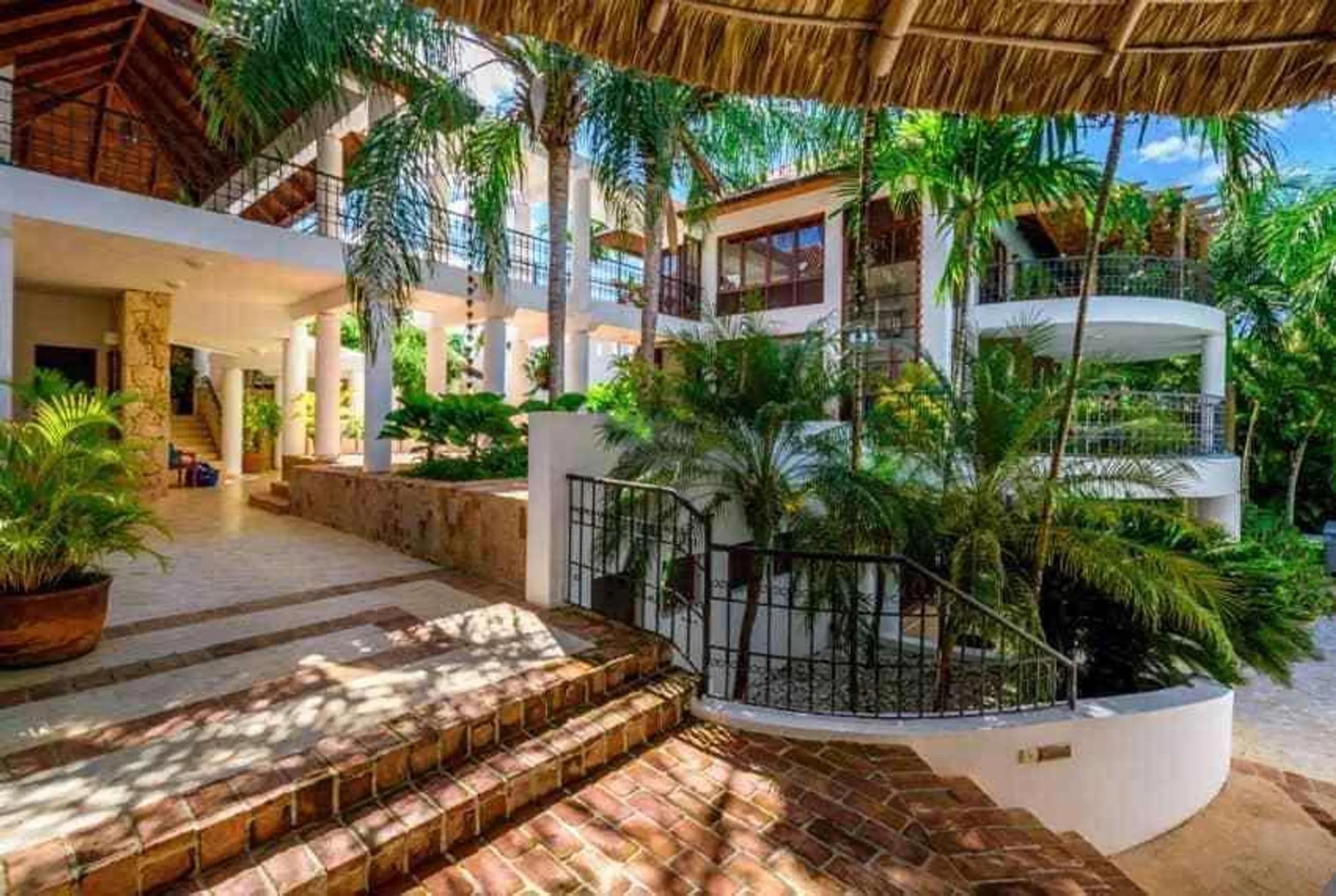 Luxe Grand Villa with Private Pool and Lush Grounds — photograph 4