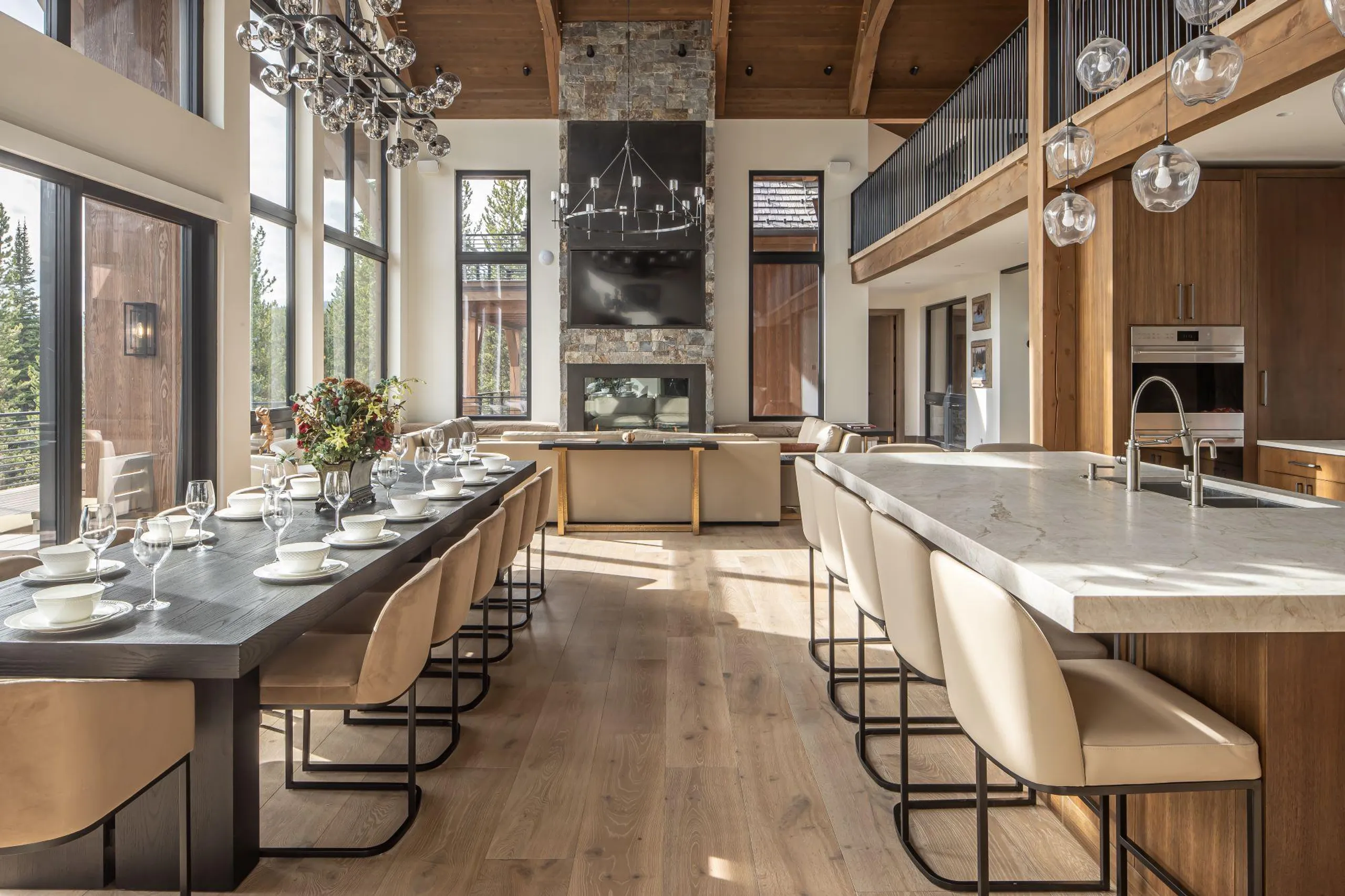 Regal Resort-Style Chalet in Big Sky with Jacuzzi and Fireplace — photograph 10