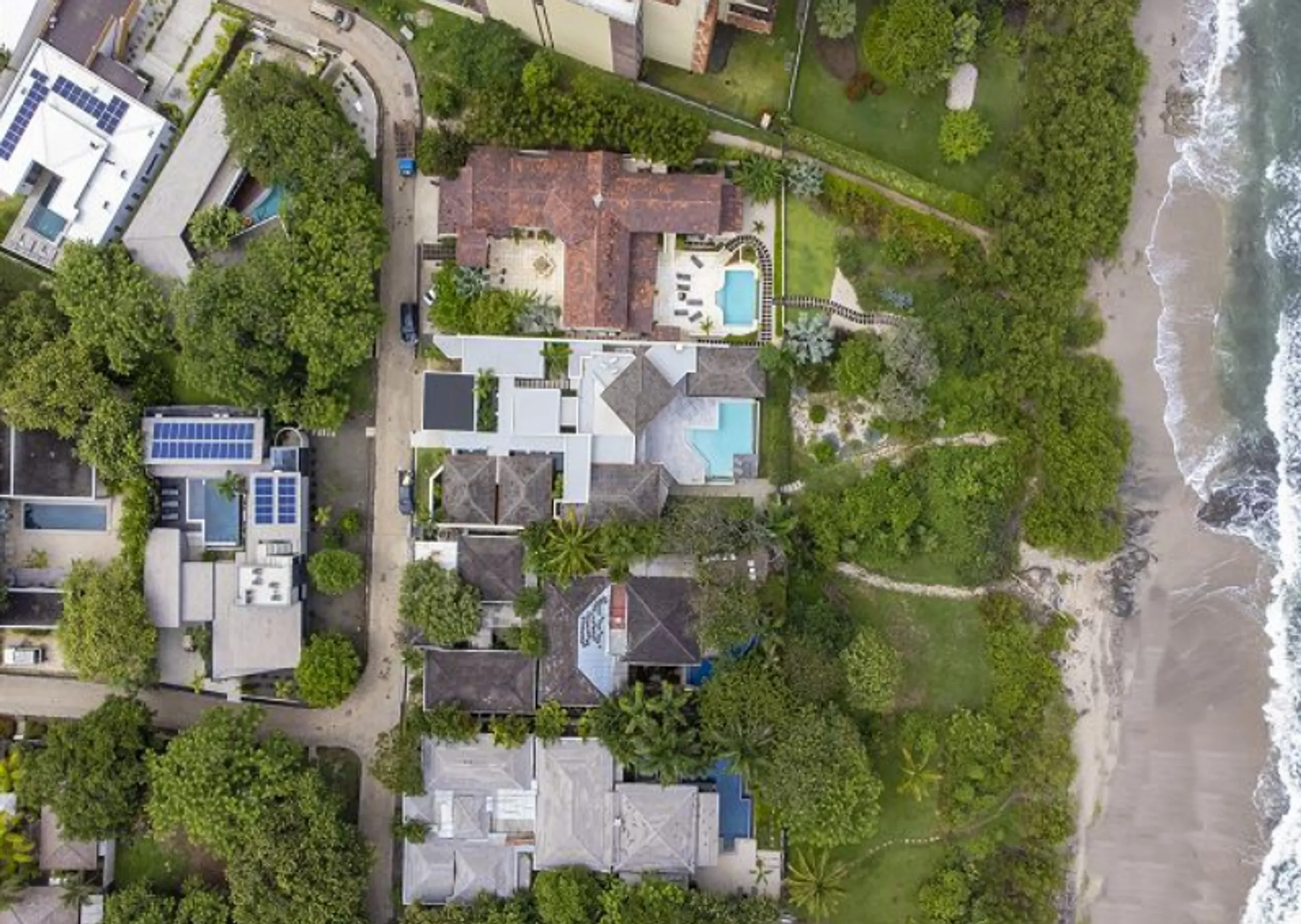 Gorgeous Beach Front Contemporary Modern Villa with Infinity Pool — photograph 10